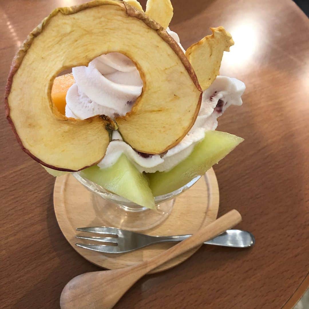 央雅光希のインスタグラム：「季節のフルーツのパフェ。 これはメロン！フレッシュなドライフルーツ(なんやそれ)のリンゴが、美味しすぎて衝撃。 #丸二果実店 #フルーツパフェ」