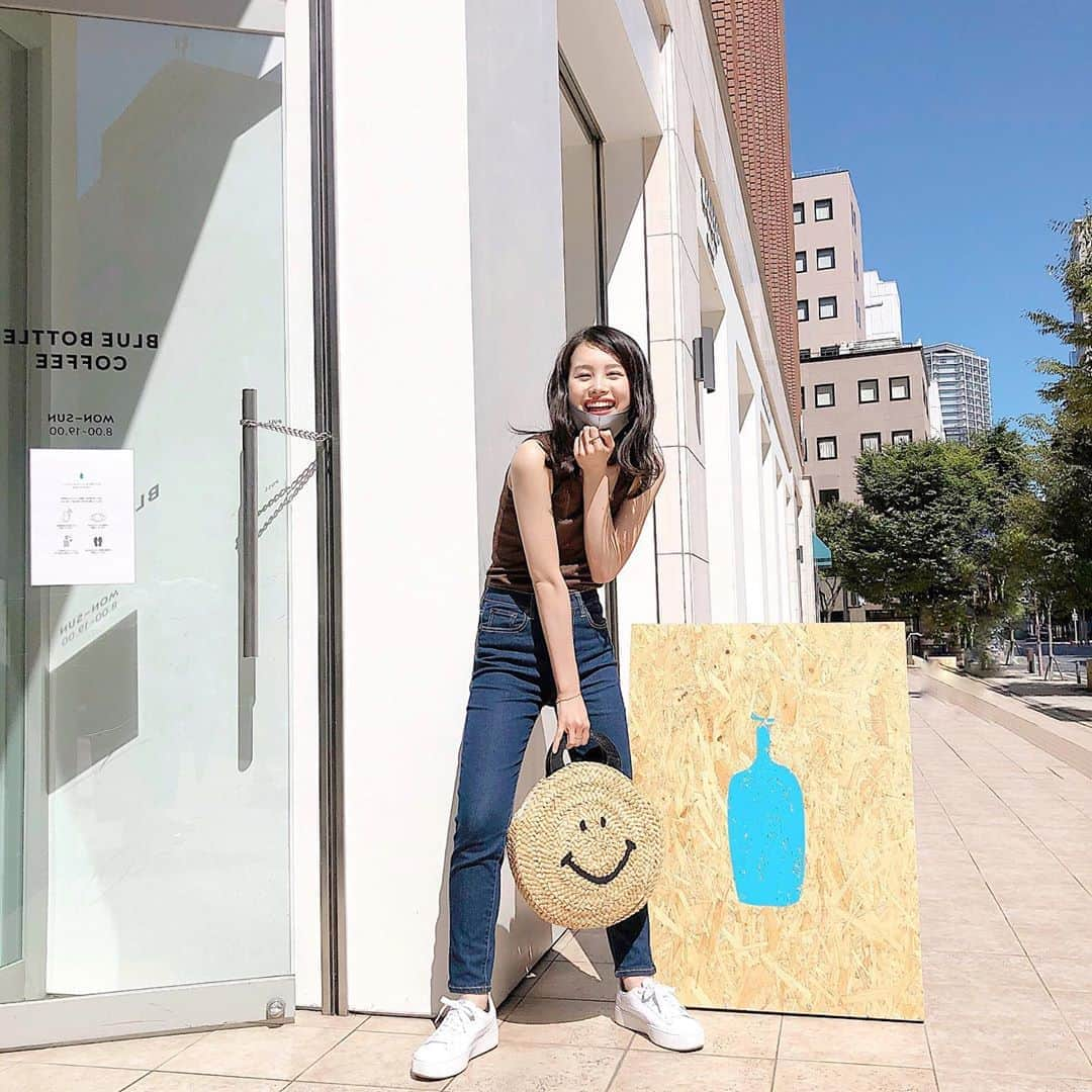 林穂乃花のインスタグラム：「. 空が夏☁️ 真っ青で、雲が大きくもくもくしてて☁️ 街を歩くのが好きです~♡⃛ 暑くてもマスクをして感染症対策だけはしっかりして、歩いて歩いて、海をぼーーーっと眺めて楽しみました😌♡ . . #블루보틀 #블루보틀커피 #고베카페 #고베 #오오티디#오오티디록 #페션 #데이리룩 #카페투어#bluebottlecoffee #ootd #fashion #神戸カフェ #三ノ宮カフェ #ブルーボトルコーヒー #ブルーボトルコーヒー神戸」