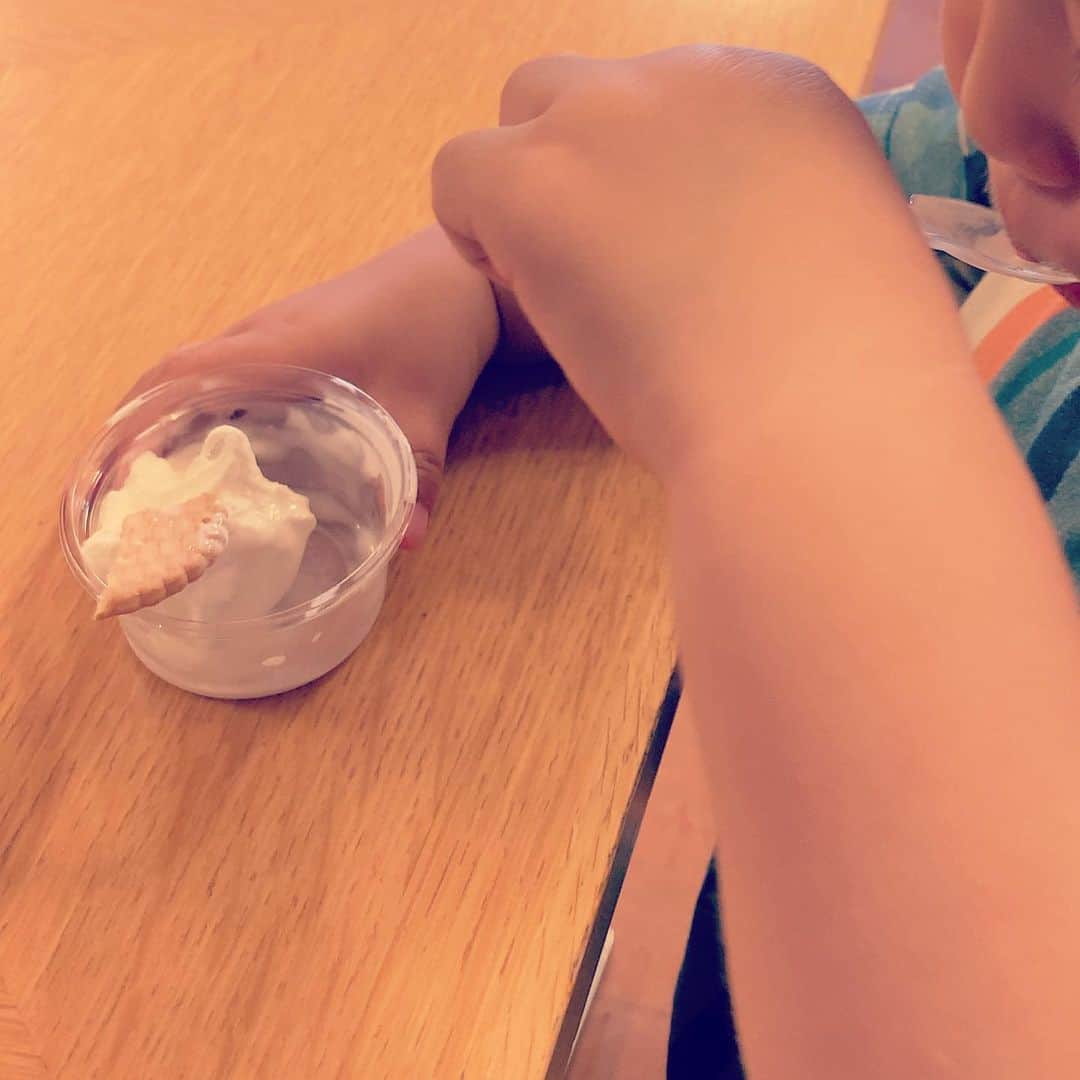 加藤千恵のインスタグラム：「先日のソフト。280円のを分け合って食べた。入ったカフェが、めちゃめちゃ親切対応してくださって、ほんと助かった……。また行って、今度はもっといっぱい頼みたい。」