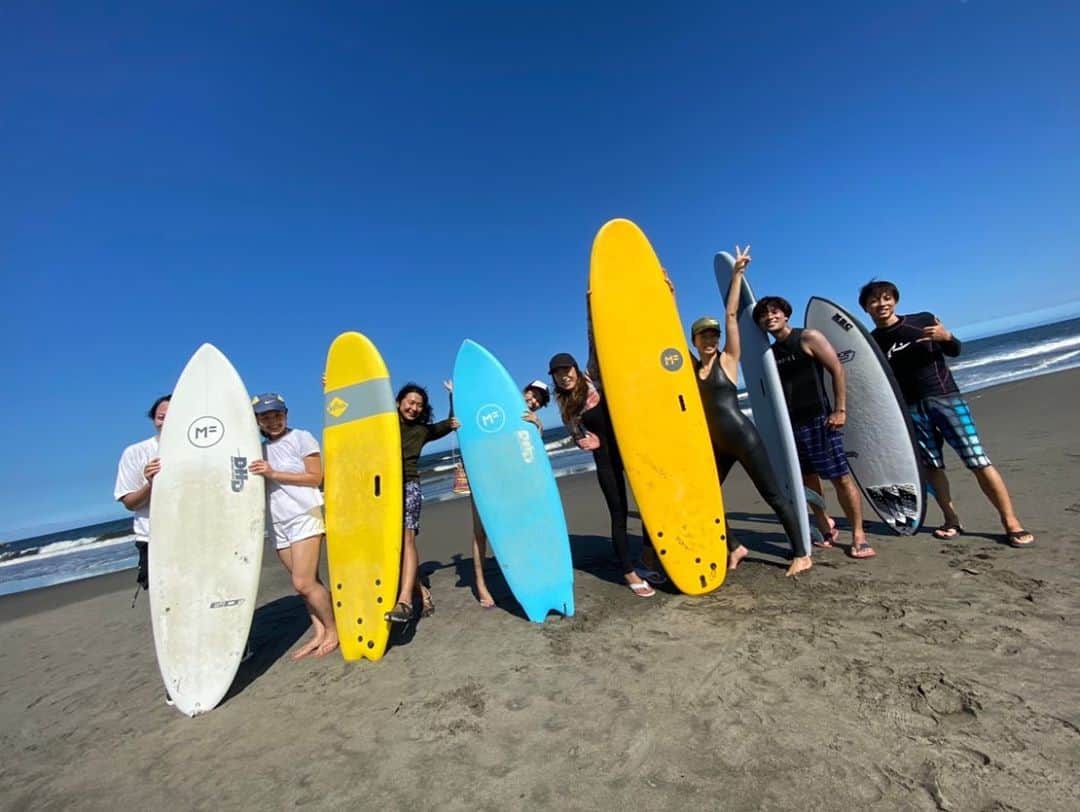 岡部亜紀のインスタグラム：「小波によりスポンジボード祭り💙🌞️💙🌞まだまだ夏は、終わらない😆 #友達の旅行に便乗」
