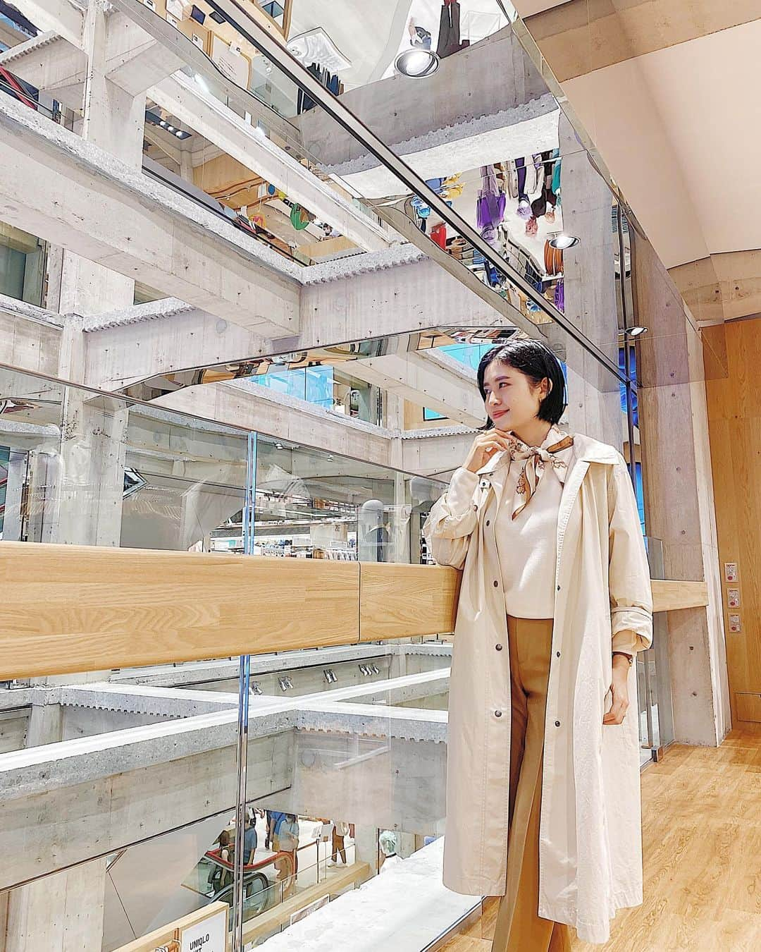 AYUMI SEKO 瀬古あゆみのインスタグラム：「今日はUNIQLO TOKYOへ✨ 2020AWの商品を見てきました❤️ 毎年冬のニットは大体ユニクロ。 傷んでもいいか〜くらいで買うのに、傷まない😂💕 お写真で着ている服はなんとすべてUNIQLO。スカーフも🙆🏻‍♀️ これ、ほんとにこのお値段でいいんですか？って恐れ多いほどに素敵😂✨ 秋冬ってついついダークトーンになっちゃうので、明るめトーンでコーディネートしてみました。 . 広々した空間の店内にはユニクロさんイチオシの3Dニットを編む機械もありました😳縫い目がないから、動きやすい&着心地も抜群。 私が着ているニットも、3Dニットです🧶 . こちらの店舗はベビー服も充実していました💕 家族全員のライフウェアをチェックしに行ってみてください🥰 . #UNIQLO #uniqlou #uniqloコーデ #uniqlotokyo #uniqlolifewear #ユニクロ #ユニクロコーデ #ユニクロきれいめ部 #ユニクロニット族 #ユニクロ新作 #uniqlo2020aw #uniqlo2020awcollection #ユニクロの輪」