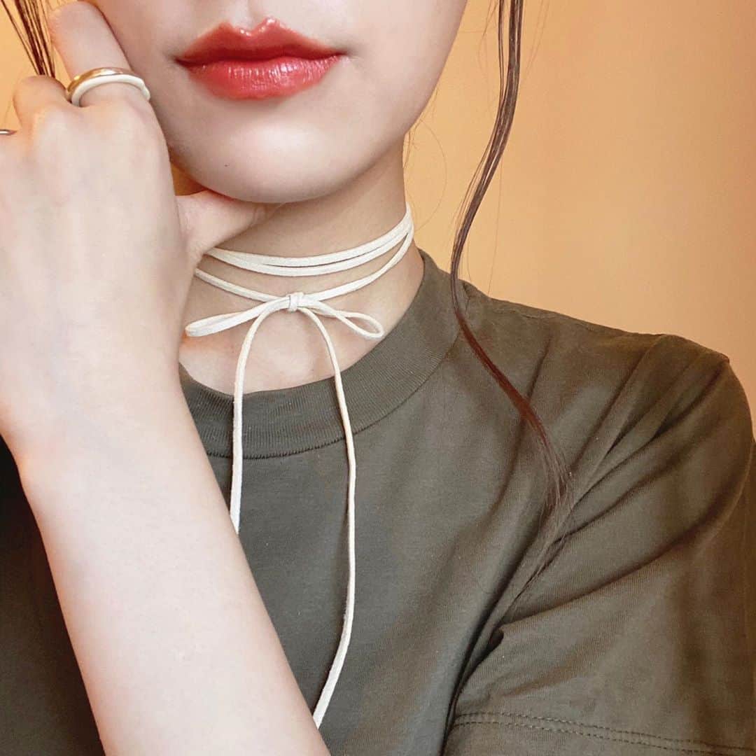 鈴木美羽さんのインスタグラム写真 - (鈴木美羽Instagram)「半年くらい前、 髪の毛にぐるぐる紐を巻くやつがやりたくて100均で紐を買いました。 でも不器用でできそうになかったから リボンチョーカーに🎗笑」8月29日 21時18分 - suzukimiu_0414