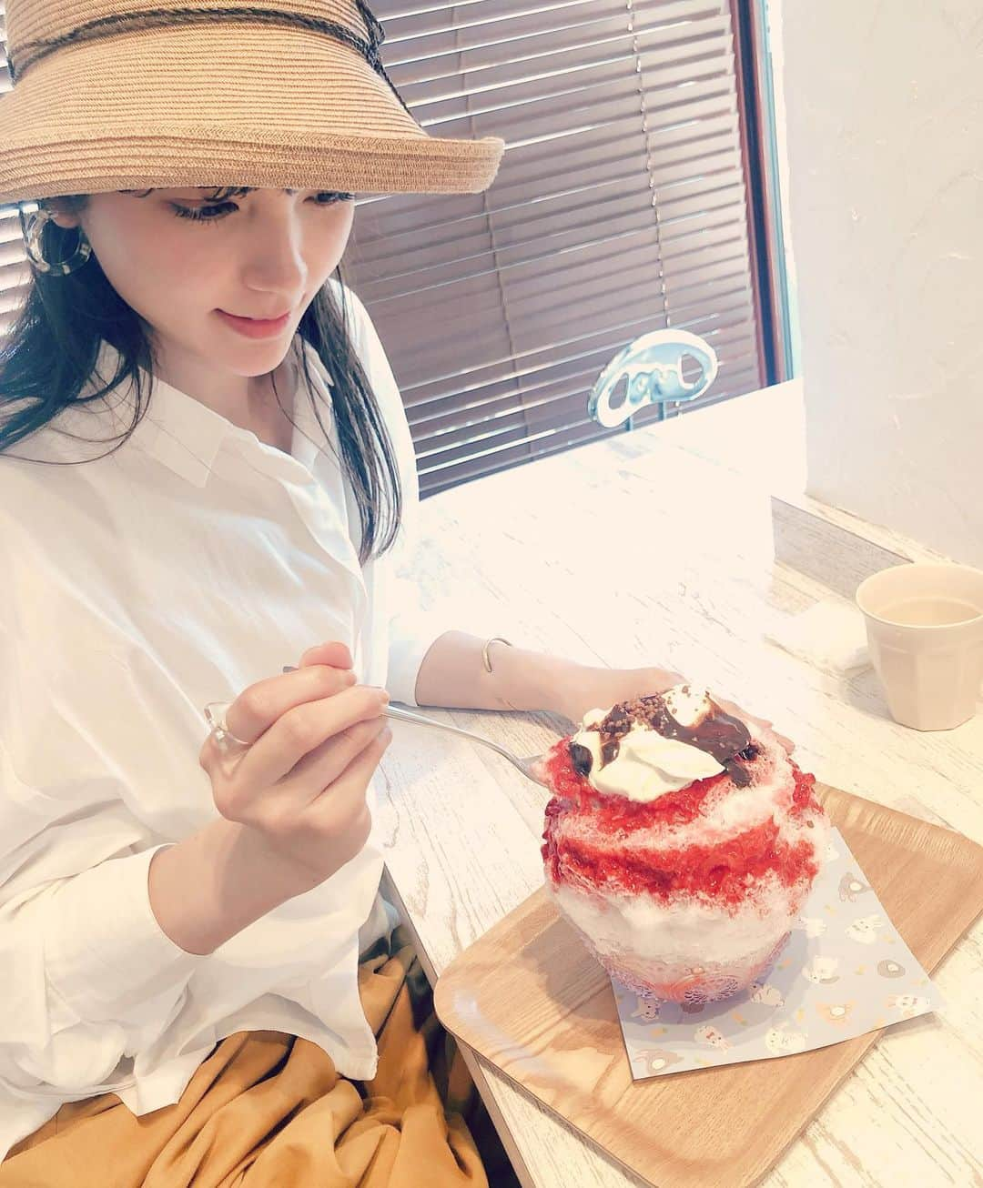 南里美希さんのインスタグラム写真 - (南里美希Instagram)「#夏っぽいこと 🍧  やっぱり暑すぎて暑すぎて… カラダがヘニョヘニョです。 夏にかき氷で火照ったカラダを冷やすって、理に適ってるし美味しいし！ すてきな楽しみ方🍧  あぁ、#夏 もうすぐ終わるけど、またきてね。 今度は、暑すぎないくらいで…ね。  それにしてもかき氷も進化してますねぇ。 #ベリーとチョコレートにマスカルポーネチーズとかいうやつ #オシャレすぎて戸惑う #かき氷って完食出来たこと一度もない😗 . . . #かき氷 #夏の風物詩 #夏 #summer  #沖縄 #okinawa #model #fashion  #makeup #beauty  #筋トレ #トレーニング #サウナ女子 #サウナ #サウナイキタイ #東京 #tokyo #南里美希」8月29日 21時18分 - mikinanri_official