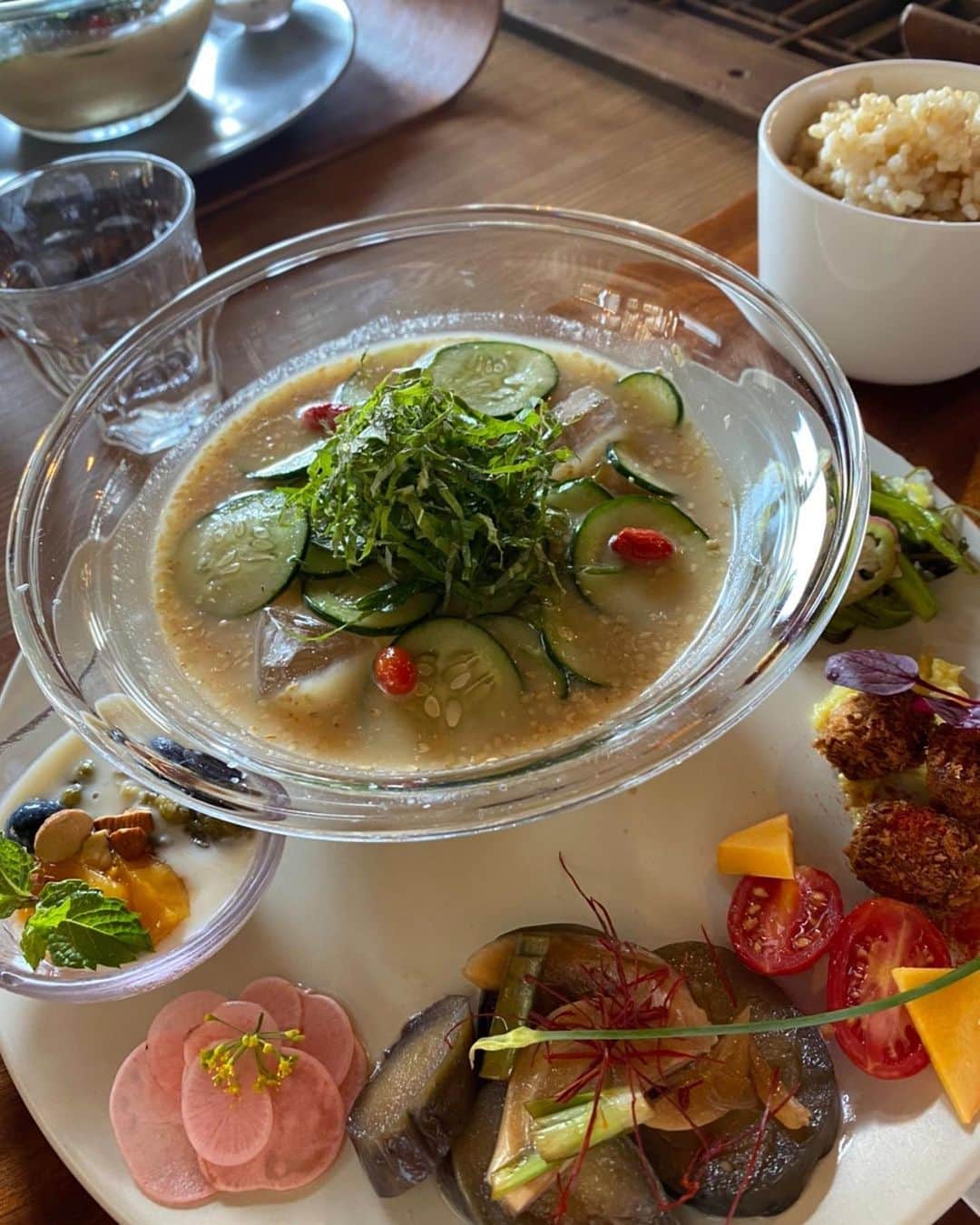 岡部亜紀のインスタグラム：「FATOの冷や汁もう一回食べたくて東京の友達連れてきた💙 #友達の旅行に便乗」