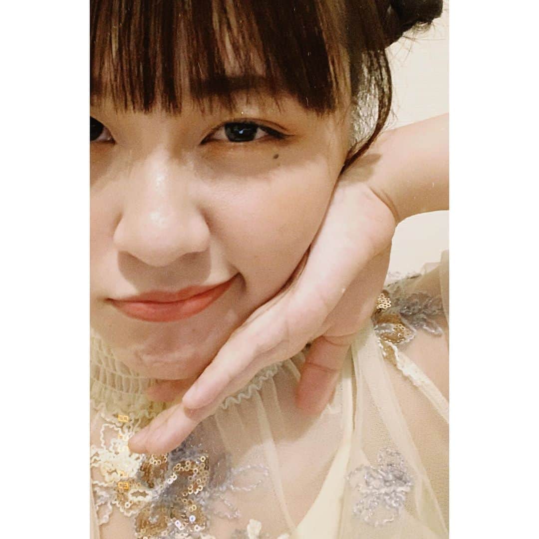 のインスタグラム：「🌹 . . . チャイナシューズ欲しい♥️ . . . . #チャイボーグ#チャイナシューズ #中華メイク#女子大生 #メイク #秋メイク#レッドメイク#キラキラ #フィルム#フィルムに恋してる #フィルムに魅せられて #自撮り#自撮り女子 #film#chinesemakeup#makeup #filmphotography #autamnmakeup #kirakira#foryou#me#fyp」