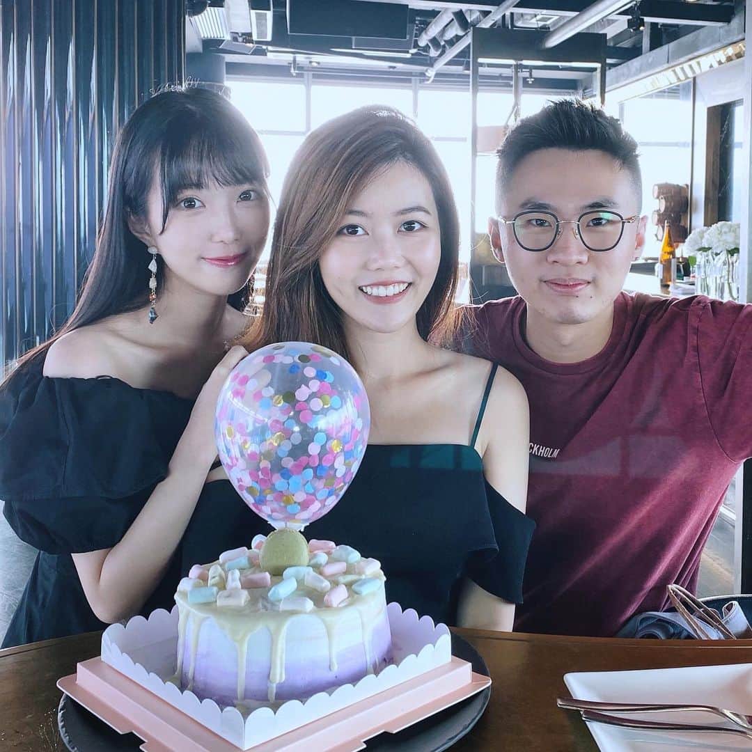 キアナのインスタグラム：「On this day this beautiful soul was born..  Happy Birthday love💕💕  #birthdaygirl #bestie」