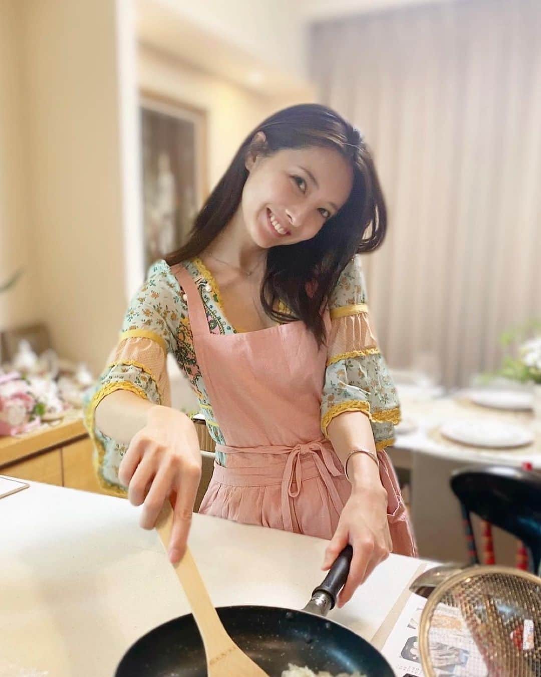 倉岡生夏のインスタグラム：「愛され料理教室〜💓 ・ ・ 今週はレッスンweekでした！ 先日はモデルの大石絵里さん @erioishitokyo  永尾まりやさん　@mariyagi_san  とお料理を作りました^_^ ・ ・ いつ見ても可愛くて可愛くて。。💓 私は癒されながらレッスンさせていただいてます💓^_^ 今回は、パスタとチキン🍝ハロウィンやクリスマスにも使えるレシピをつくりました⭐️ またお料理写真載せます〜❣️ ９月末にはハロウィンレッスン行おうとおもってます🎃 ・ ・ 今年のメニューもおすすめです〜💓！こんな時ですが、美味しいお料理を作ったり食べたりしてハッピーな気持ちになれたらいいなぁとおもっております。^_^ ・ ・ ・ #料理好きな人と繋がりたい  #愛され料理 #料理教室 #大人可愛い #大人可愛いコーデ #エプロン  #クッキングラム  #クスパ  #cookingschoolpark  #japanesefood  #japanesegirl」