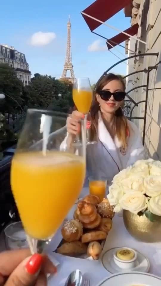 バーボラ・コディトヴァのインスタグラム：「I started my blog and IG 5 years ago. I got laughed at, I spent all of my free time by shooting, no weekends off. Waking up 5, managing a present degree with my travels. If you believe in yourself, you can do it ❤️ Thank you to everyone who still remembers my Tumblr (comment 🙋🏻‍♀️) and who’s supporting me. I love you all 🥰 PS: this is my most liked TikTok 🤣」