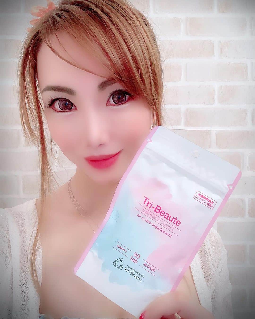 のインスタグラム：「・ 今日も美容サプリご紹介😆💕  これ一つで… 髪・爪・肌を、体の内側からトータルビューティーサポート✨  http://re-beaute.co.jp/  最近髪や爪の張りもきになって来た時に教えて頂いたサプリメント🥰💕  『髪は女の命』 …とも言われていたくらい、女性のアピールポイントの高い部分でもあります✨  ネイルケアもしてますが、内側からサポートしてもらえるサプリって魅力的❤️  女性の美は永遠のテーマなので… いつまでも輝いていたいですよね😆💕  #トリビュートサプリメント #美容 #美容好きな人と繋がりたい  #美肌 #美肌ケア #女子力 #女子力アップ  #女子力向上委員会  #女子力高め  #女子力あげたい  #diet  #ビジョラダ #ビューティー #サプリ #サプリメント #pr #健康 #健康第一 @kawaii_gram_biyou @bjlove_diary」