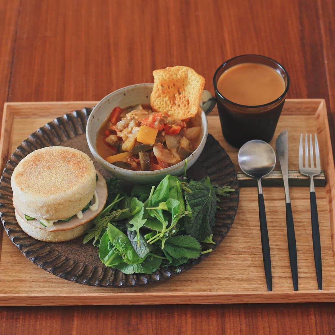 Kaori from Japanese Kitchenさんのインスタグラム写真 - (Kaori from Japanese KitchenInstagram)「ハムきゅうりマフィン。器で雰囲気の違いを楽しんだ朝。 ・ こんばんは。 今日の朝昼ごはん。 #なかしましほ さんのTwitterを見て 作ってみたかったきゅうりトーストを @uneclef のイングリッシュマフィンで作ってみました。 （スワイプして6枚目から作ってる様子載せてます☺️） 塩で水気を抜いたきゅうりに はちみつをかける、とのことで かけてみたら甘じょっぱくて美味しい！ アメリカでいうところの ベーコンやフライドチキンに メープルシロップをかけてワッフルと食べる、 みたいな感じでしょうか。 マックグリドルって意見もいただきました。 結論：また作りたい てなわけで今日の薬膳走り書きはきゅうり。 夏にぴったりの野菜🥒 ・ うつわの質感は同じですが 夫と私で色をガラッと変えました。 私は桃色と淡黄、夫はブロンズと灰白。 桃色の器は @aelu_tokyo さんで見つけたフランスの器。 日本人作家さんの作品と馴染んでお気に入り。 これからもたくさん使っていこう。 8月最後の土曜、お疲れ様でした☺︎ ・ 【おしながき】 ハムきゅうりマフィンサンド @uneclef ラタトゥイユとチーズせんべい ベビーリーフ @felt_coffee のアイスコーヒー （私はオーツミルク割） ・ ・ ・ ・ 2020.08.29 Sat Hi from Tokyo! Yesterday’s brunch:Ham and cucumber muffin sandwich, homemade meat-free ratatouille, green salad, and ice coffee. ・ ・ ・ ・ ・ #japanesefood #breakfast #朝ごはん #おうちごはん #早餐 #薬膳 #うつわ #自炊 #小澤基晴 #清岡幸道 #クチポール #cutipol #ブランチ #ワンプレート #イッタラ #iittala」8月29日 21時28分 - coco_kontasu