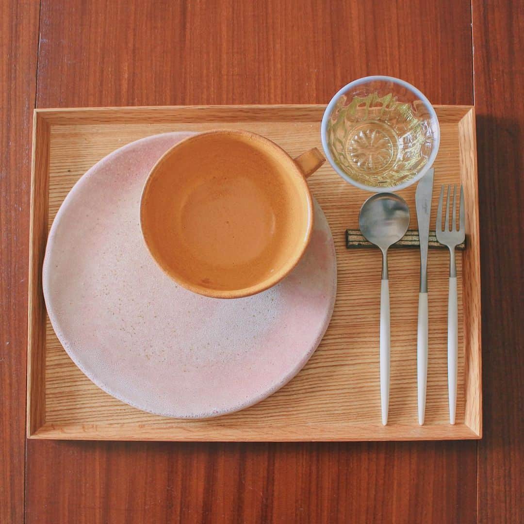 Kaori from Japanese Kitchenさんのインスタグラム写真 - (Kaori from Japanese KitchenInstagram)「ハムきゅうりマフィン。器で雰囲気の違いを楽しんだ朝。 ・ こんばんは。 今日の朝昼ごはん。 #なかしましほ さんのTwitterを見て 作ってみたかったきゅうりトーストを @uneclef のイングリッシュマフィンで作ってみました。 （スワイプして6枚目から作ってる様子載せてます☺️） 塩で水気を抜いたきゅうりに はちみつをかける、とのことで かけてみたら甘じょっぱくて美味しい！ アメリカでいうところの ベーコンやフライドチキンに メープルシロップをかけてワッフルと食べる、 みたいな感じでしょうか。 マックグリドルって意見もいただきました。 結論：また作りたい てなわけで今日の薬膳走り書きはきゅうり。 夏にぴったりの野菜🥒 ・ うつわの質感は同じですが 夫と私で色をガラッと変えました。 私は桃色と淡黄、夫はブロンズと灰白。 桃色の器は @aelu_tokyo さんで見つけたフランスの器。 日本人作家さんの作品と馴染んでお気に入り。 これからもたくさん使っていこう。 8月最後の土曜、お疲れ様でした☺︎ ・ 【おしながき】 ハムきゅうりマフィンサンド @uneclef ラタトゥイユとチーズせんべい ベビーリーフ @felt_coffee のアイスコーヒー （私はオーツミルク割） ・ ・ ・ ・ 2020.08.29 Sat Hi from Tokyo! Yesterday’s brunch:Ham and cucumber muffin sandwich, homemade meat-free ratatouille, green salad, and ice coffee. ・ ・ ・ ・ ・ #japanesefood #breakfast #朝ごはん #おうちごはん #早餐 #薬膳 #うつわ #自炊 #小澤基晴 #清岡幸道 #クチポール #cutipol #ブランチ #ワンプレート #イッタラ #iittala」8月29日 21時28分 - coco_kontasu