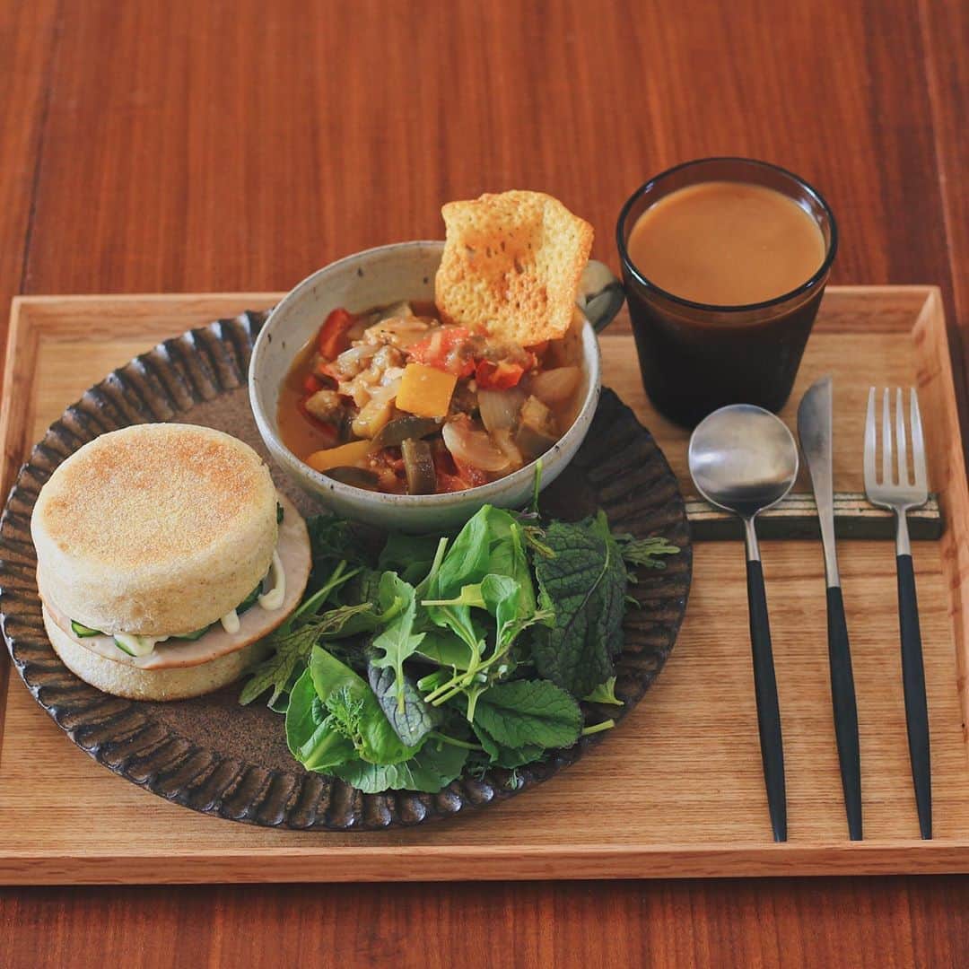 Kaori from Japanese Kitchenのインスタグラム：「ハムきゅうりマフィン。器で雰囲気の違いを楽しんだ朝。 ・ こんばんは。 今日の朝昼ごはん。 #なかしましほ さんのTwitterを見て 作ってみたかったきゅうりトーストを @uneclef のイングリッシュマフィンで作ってみました。 （スワイプして6枚目から作ってる様子載せてます☺️） 塩で水気を抜いたきゅうりに はちみつをかける、とのことで かけてみたら甘じょっぱくて美味しい！ アメリカでいうところの ベーコンやフライドチキンに メープルシロップをかけてワッフルと食べる、 みたいな感じでしょうか。 マックグリドルって意見もいただきました。 結論：また作りたい てなわけで今日の薬膳走り書きはきゅうり。 夏にぴったりの野菜🥒 ・ うつわの質感は同じですが 夫と私で色をガラッと変えました。 私は桃色と淡黄、夫はブロンズと灰白。 桃色の器は @aelu_tokyo さんで見つけたフランスの器。 日本人作家さんの作品と馴染んでお気に入り。 これからもたくさん使っていこう。 8月最後の土曜、お疲れ様でした☺︎ ・ 【おしながき】 ハムきゅうりマフィンサンド @uneclef ラタトゥイユとチーズせんべい ベビーリーフ @felt_coffee のアイスコーヒー （私はオーツミルク割） ・ ・ ・ ・ 2020.08.29 Sat Hi from Tokyo! Yesterday’s brunch:Ham and cucumber muffin sandwich, homemade meat-free ratatouille, green salad, and ice coffee. ・ ・ ・ ・ ・ #japanesefood #breakfast #朝ごはん #おうちごはん #早餐 #薬膳 #うつわ #自炊 #小澤基晴 #清岡幸道 #クチポール #cutipol #ブランチ #ワンプレート #イッタラ #iittala」