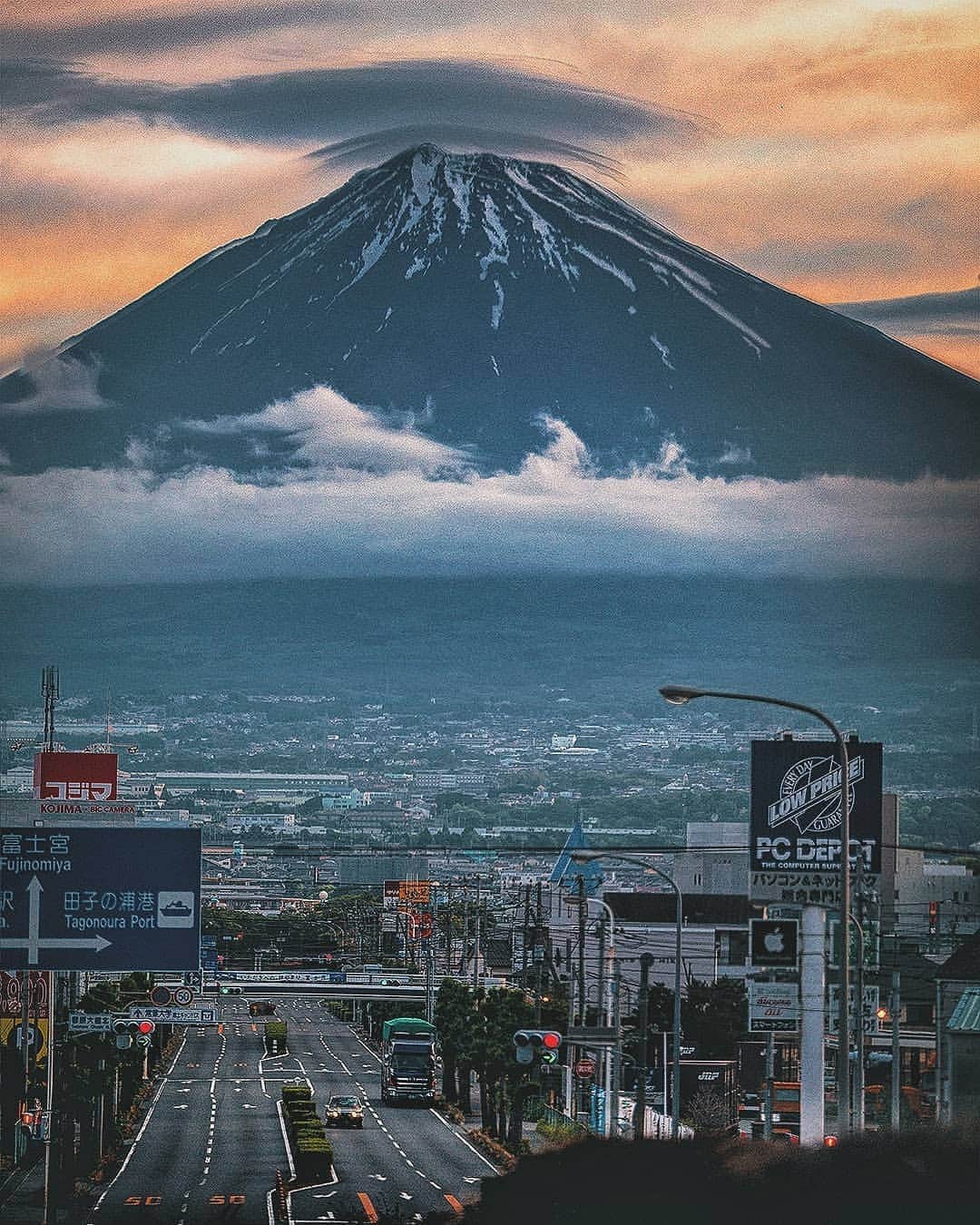 Berlin Tokyoのインスタグラム：「With the sky burning bright at sunrise, Mt. Fuji exudes a fierce energy from within.  Mt. Fuji is one of my favorite subject all the time. It shows a different look depending on the season, place and time.  Which season is your favorite? 1, summer 2, spring 3, autumn 4, winter . . . #hellofrom Mt-Fuji #japan」