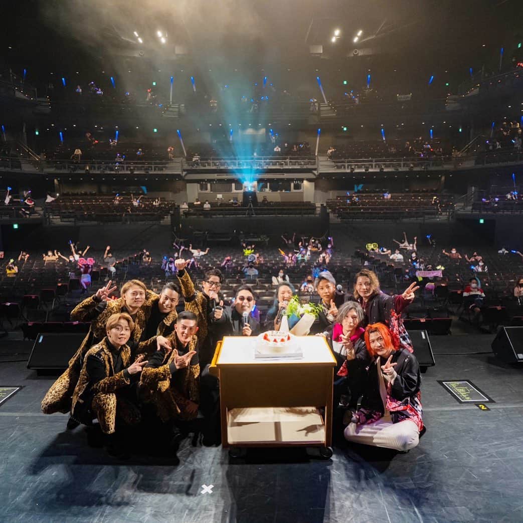 FISHBOYのインスタグラム：「. 🌏⚡🐟🔥 . レペゼン地球5周年ライブにサプライズ出演☺ . コロナ禍により観客はかなり制限されていますが、youtube生配信は爆発しておりました。さすがレペゼン地球さん。 配信映像も、めちゃめちゃカッコ良かった☺ . 皆さんとっても優しくてナイスガイでした！ . ありがとうございました✨  #レペゼン地球 #レペゼン地球5周年dj社長誕生祭live #radiofish」