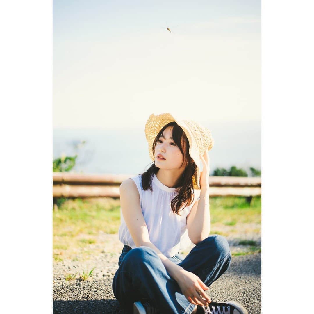 角川友紀のインスタグラム：「𓂃 ﻿ ﻿ トンボが写りこんでる…！ ﻿ 後ろで海と空が同化してます 🐋 ﻿ photo : @t.sakai___  ﻿ ﻿ #summer#summertime#summerphoto」