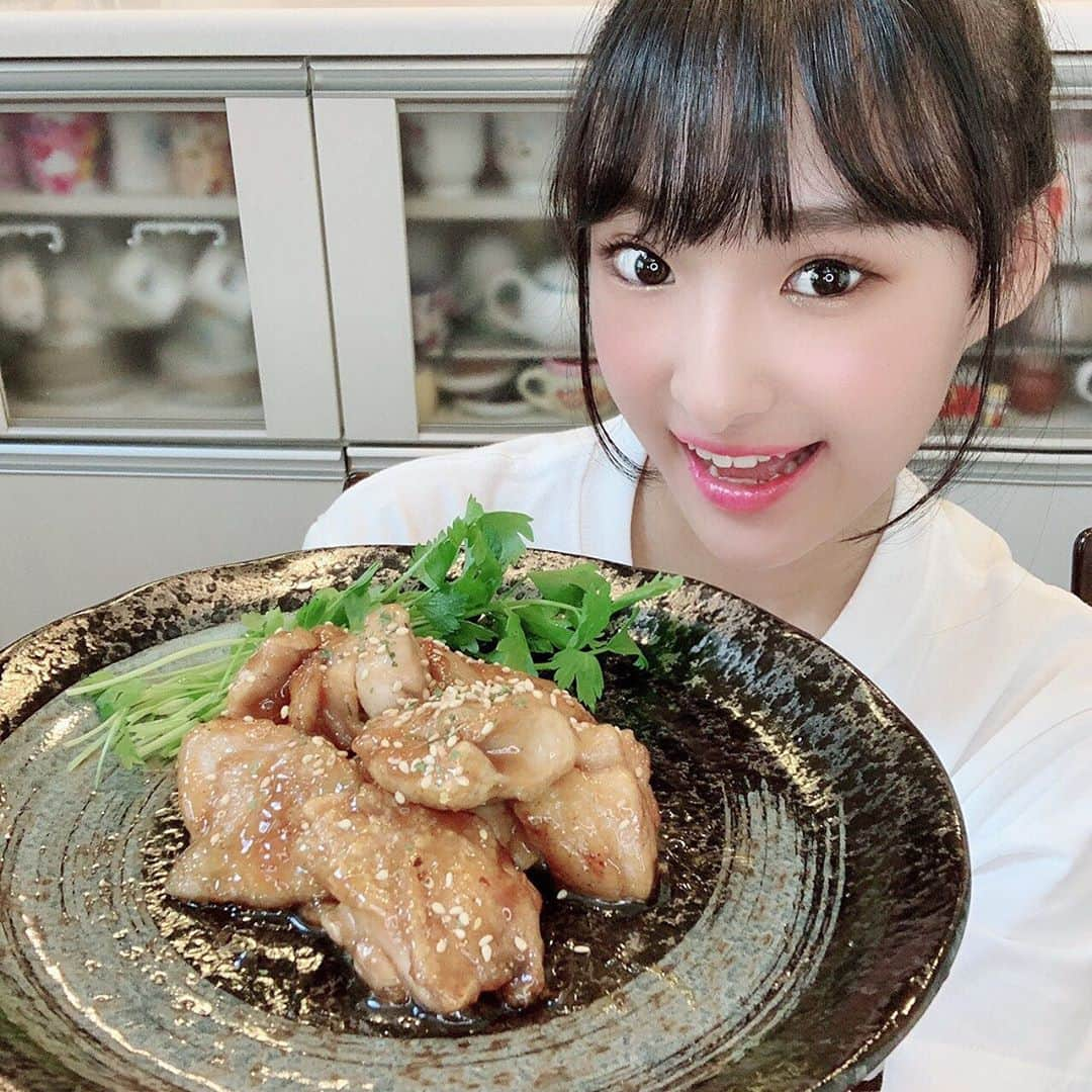 岡本怜奈さんのインスタグラム写真 - (岡本怜奈Instagram)「♡﻿ #たけだバーベキューのお家でbbq 🏠🍽💕﻿ ﻿ 今日は、﻿ ﻿ ✔️きゅうりの中華風﻿ ✔️照り焼きチキン﻿ ✔️丸美屋さんのこばん﻿ ﻿ を作ったよ❣️﻿ ﻿ きゅうりの中華風は﻿ さっぱりしててこの季節にピッタリ🥒💚﻿ ﻿ ﻿ 照り焼きチキンは﻿ ご飯がめっちゃ進むよ🍚🍚🍚﻿ 照り焼きチキンがこんな簡単に作れてびっくり😳！﻿ ﻿ ﻿ 丸美屋さんのごはんは﻿ かに鍋風雑炊がこんなに簡単に食べれるなんて😳💕﻿ 簡単で美味しくて、片付けの手間がないなんて﻿ 最高です‼️‼️﻿ ﻿ 賞味期限が長いので、常備食にもぜひ❣️﻿ ﻿ ﻿ 全部すごく簡単に作れて﻿ めっーーーちゃおいしかったよ！！！﻿ ﻿ この企画に参加出来て、﻿ こんな美味しい料理を食べれて幸せ🤤💖﻿ ﻿ ﻿ 他にも幸せなことが‼️﻿ ﻿ ﻿ 9/26に「NMB48お料理大好き部 —たけだバーベキュー先生とLet’sおうちごはんBOOK－」が﻿ 出版されます！！！！！﻿ ﻿ なんと！﻿ れなも載せていただいてます🙏‼️﻿  ﻿  ﻿ 「NMB48の難波自宅警備隊」の﻿ 「たけだバーベキューのおうちでBBQ！」は﻿  ﻿ 大好きな配信番組だったから、﻿ 出演させてもらえたこともすごくうれしかったし、﻿  ﻿ 番組レシピ本に載せてもらえたことも、﻿ 本当にうれしいです‼️﻿ ﻿ 料理のレシピだけでなく、﻿ メンバーのいろんなショットや、﻿ インタビューなど盛り沢山な中身になっています❣️﻿ ﻿ ﻿ ﻿  購入者全員の特典の他にも﻿  ﻿ 予約いただいた方にはにそれぞれお店によって特典があるみたいです‼️﻿  ﻿ ①Amazon限定カバー﻿  ﻿ ②TSUTAYA EBISUBASHI店限定ポストカード﻿  ﻿ 購入者から抽選で100名にメンバーのサイン本が当たります。﻿  ﻿ ③楽天ブックス限定ポストカード﻿  ﻿ ④セブンネットショッピング限定ポストカード﻿ ﻿ 予約中なのでみなさんぜひぜひGETしてね🥺🙏💓﻿ ♡﻿ ♡﻿ #丸美屋 さん #かに鍋風雑炊 #おいしい #🤤﻿ #nmb48の難波自宅警備隊 #nmbとお家バーベ﻿ #nmb48お料理大好き部 #nmb48 #お家でbbq﻿ #bbq #クッキング #料理 #おうちごはん ﻿ #おうちカフェ #手作りごはん #クッキングラム﻿ #happy #Instafood #Instagood﻿」8月29日 21時41分 - renatan1222