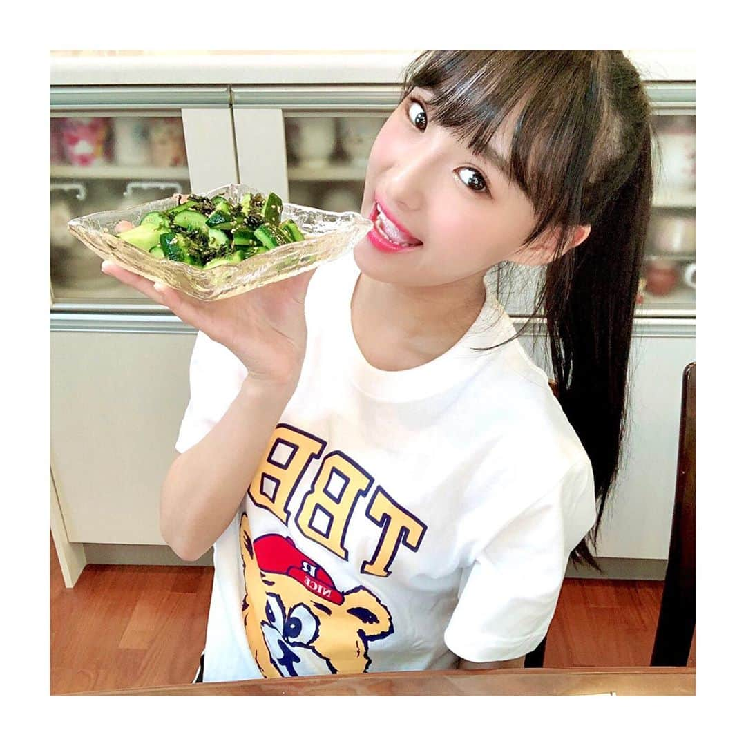 岡本怜奈さんのインスタグラム写真 - (岡本怜奈Instagram)「♡﻿ #たけだバーベキューのお家でbbq 🏠🍽💕﻿ ﻿ 今日は、﻿ ﻿ ✔️きゅうりの中華風﻿ ✔️照り焼きチキン﻿ ✔️丸美屋さんのこばん﻿ ﻿ を作ったよ❣️﻿ ﻿ きゅうりの中華風は﻿ さっぱりしててこの季節にピッタリ🥒💚﻿ ﻿ ﻿ 照り焼きチキンは﻿ ご飯がめっちゃ進むよ🍚🍚🍚﻿ 照り焼きチキンがこんな簡単に作れてびっくり😳！﻿ ﻿ ﻿ 丸美屋さんのごはんは﻿ かに鍋風雑炊がこんなに簡単に食べれるなんて😳💕﻿ 簡単で美味しくて、片付けの手間がないなんて﻿ 最高です‼️‼️﻿ ﻿ 賞味期限が長いので、常備食にもぜひ❣️﻿ ﻿ ﻿ 全部すごく簡単に作れて﻿ めっーーーちゃおいしかったよ！！！﻿ ﻿ この企画に参加出来て、﻿ こんな美味しい料理を食べれて幸せ🤤💖﻿ ﻿ ﻿ 他にも幸せなことが‼️﻿ ﻿ ﻿ 9/26に「NMB48お料理大好き部 —たけだバーベキュー先生とLet’sおうちごはんBOOK－」が﻿ 出版されます！！！！！﻿ ﻿ なんと！﻿ れなも載せていただいてます🙏‼️﻿  ﻿  ﻿ 「NMB48の難波自宅警備隊」の﻿ 「たけだバーベキューのおうちでBBQ！」は﻿  ﻿ 大好きな配信番組だったから、﻿ 出演させてもらえたこともすごくうれしかったし、﻿  ﻿ 番組レシピ本に載せてもらえたことも、﻿ 本当にうれしいです‼️﻿ ﻿ 料理のレシピだけでなく、﻿ メンバーのいろんなショットや、﻿ インタビューなど盛り沢山な中身になっています❣️﻿ ﻿ ﻿ ﻿  購入者全員の特典の他にも﻿  ﻿ 予約いただいた方にはにそれぞれお店によって特典があるみたいです‼️﻿  ﻿ ①Amazon限定カバー﻿  ﻿ ②TSUTAYA EBISUBASHI店限定ポストカード﻿  ﻿ 購入者から抽選で100名にメンバーのサイン本が当たります。﻿  ﻿ ③楽天ブックス限定ポストカード﻿  ﻿ ④セブンネットショッピング限定ポストカード﻿ ﻿ 予約中なのでみなさんぜひぜひGETしてね🥺🙏💓﻿ ♡﻿ ♡﻿ #丸美屋 さん #かに鍋風雑炊 #おいしい #🤤﻿ #nmb48の難波自宅警備隊 #nmbとお家バーベ﻿ #nmb48お料理大好き部 #nmb48 #お家でbbq﻿ #bbq #クッキング #料理 #おうちごはん ﻿ #おうちカフェ #手作りごはん #クッキングラム﻿ #happy #Instafood #Instagood﻿」8月29日 21時41分 - renatan1222