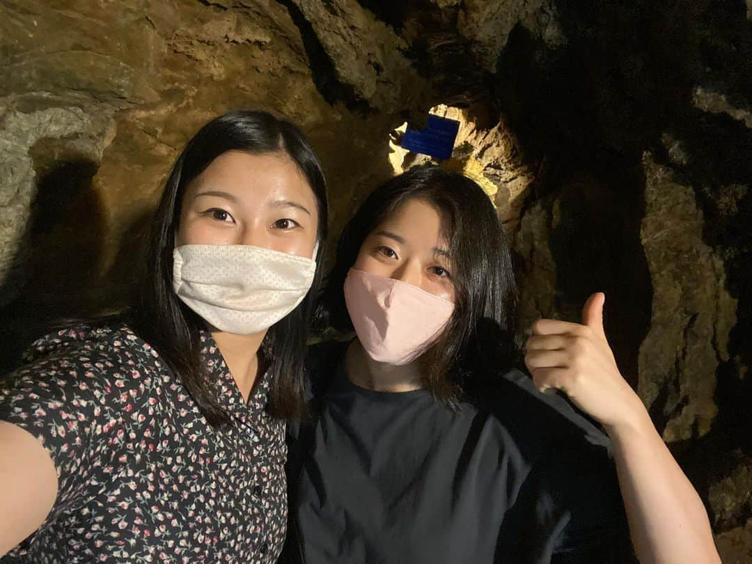 北脇順子のインスタグラム：「Ryugashido Cavern🌿🌿 I met my friends for the first time in a while☺︎ We had a ton of laughs and it was good refreshment!!!👌arigato~ @m.r.a.22varsity.14   竜ヶ岩洞に行ってきました~！小学生の時以来カナ？？ 中はヒンヤリ涼しく、この季節にもってこいの場所でした🎐  #cool#limestornecave #seems climbable#楽しかった#りゅうがしどう」