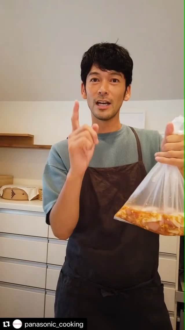 久保田裕之のインスタグラム：「「唐揚げってどうやって作るの？」 の質問に次男の答えは？🤣🤣  今回はお肉落とさなくてよかった(笑)  ビストロほんとすごい✨ @panasonic_cooking  のIGTVから違うバージョンも見れるのでチェックしてみて下さい😊  #Repost @panasonic_cooking with @make_repost ・・・ ・ パナソニックのレンジ ビストロなら、 油を使わずに、揚げない「からあげ」が作れます。  揚げないからヘルシー、しかも油の後処理も不要です。 夕ご飯のレパートリーが増えますね。  家事に仕事に子育てに追われる日々も、ごはんはできるだけ手づくりしたい。 頑張りすぎない、でもちゃんとおいしい食卓を、ずっと続けていきたい。  そんな思いを抱える共働きの5人家族、久保田ファミリー。 パナソニックのあたらしい冷蔵庫とレンジを使いはじめてから、 「家電で、料理がこんなにラクになるんだ」という発見が日々あるといいます。 詳しくは「USER'S　Documentary」（https://panasonic.jp/cooking/family.html) で紹介中。  ▼商品詳細はIGTVから下記リンクをクリック https://panasonic.jp/range/  パナソニック　スチームオーブンレンジ（NE-BS2700）」