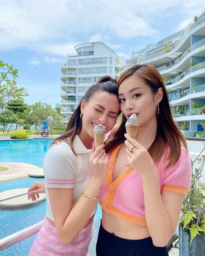 のインスタグラム：「NOT GONNA LIE. We wore pink, bought ice cream and waited for the MV to drop yesterday at noon @blackpinkofficial @selenagomez 🤪🍦  Always grateful to have gfs that bring out the best in each other (aside from Milo & tequila sry C) 😅   #blackpink #selenagomez #icecream」