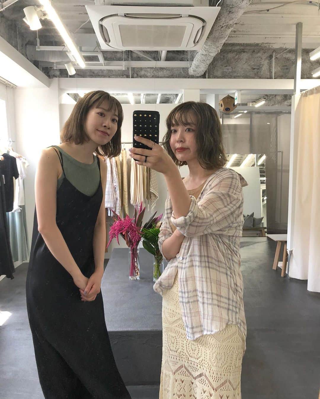 北岡りえのインスタグラム：「セリナちゃんお誕生日おめでとうございます♥  同じアイデザイナーとして 技術も凄いし、人柄も柔らかい癒し❕って一緒に過ごしてて日々尊敬しかないです🥺✨(可愛いもすぎる)  SNSのみの集客で一から頑張ってきて お客様で予約が満席になっている最近、 忙しい中嬉しそうに過ごしてるのを見てウルウルしてしまいます😂  これからもせりなちゃんのペースで 楽しみながらのよい一年になりますように💫  #なんだか似てる時のん😹」