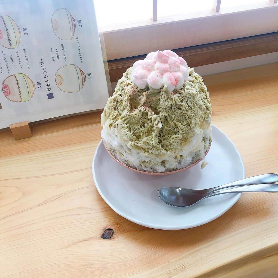 小原星のインスタグラム：「ピスタチオ💚と🍑+🧀の🍧  #かき氷のアカウント作れそう😂 #主食が冷凍パインになりつつある #暑すぎ🥴」