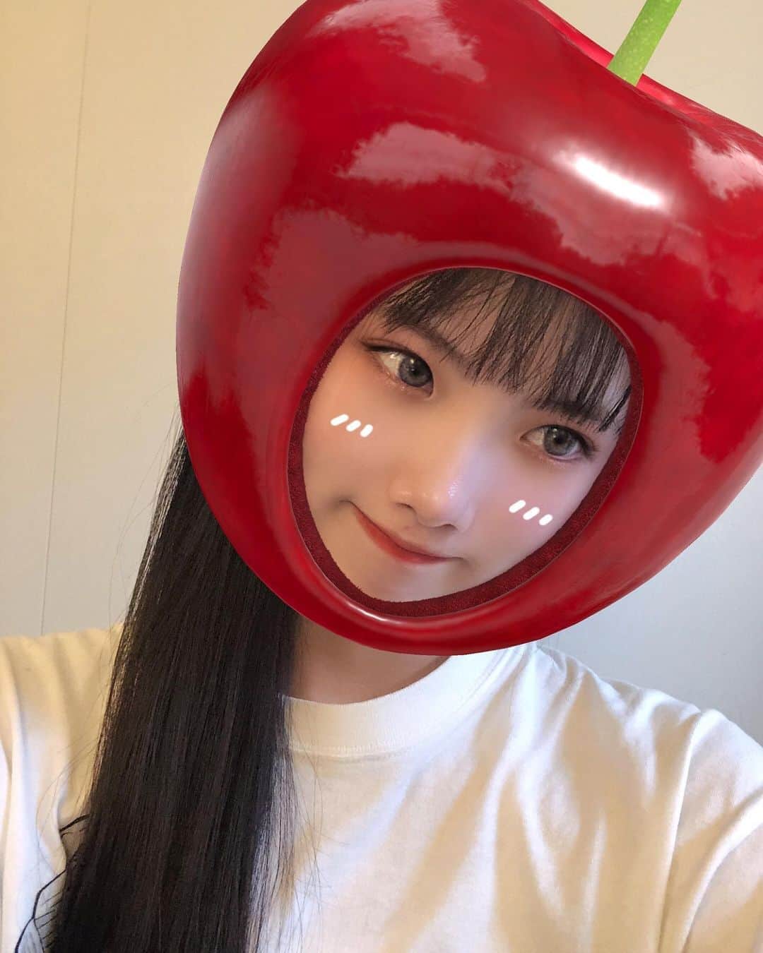 中野みやびのインスタグラム：「林檎  #林檎 #りんご #りんごちゃん #apple #fruit #赤 #red #girl #自撮り #自分 #snow #お気に入り #前髪 #韓国 #wawawa #みやび」