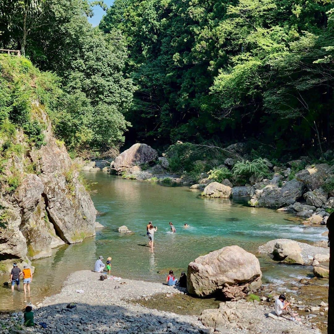 沢希理寿さんのインスタグラム写真 - (沢希理寿Instagram)「あんじちゃんとドライブで秋川渓谷に行ってきました✨  マイナスイオンたっぷりで癒されました🌳  日焼けは怖いけど😵💦 自然のパワーを充電できました！  天然水のかき氷最高ーー🍧  #夏#東京ドライブ#秋川渓谷#五日市ほうとう  #かき氷#黒茶屋#妃乃あんじ」8月29日 21時40分 - rizu_sawaki