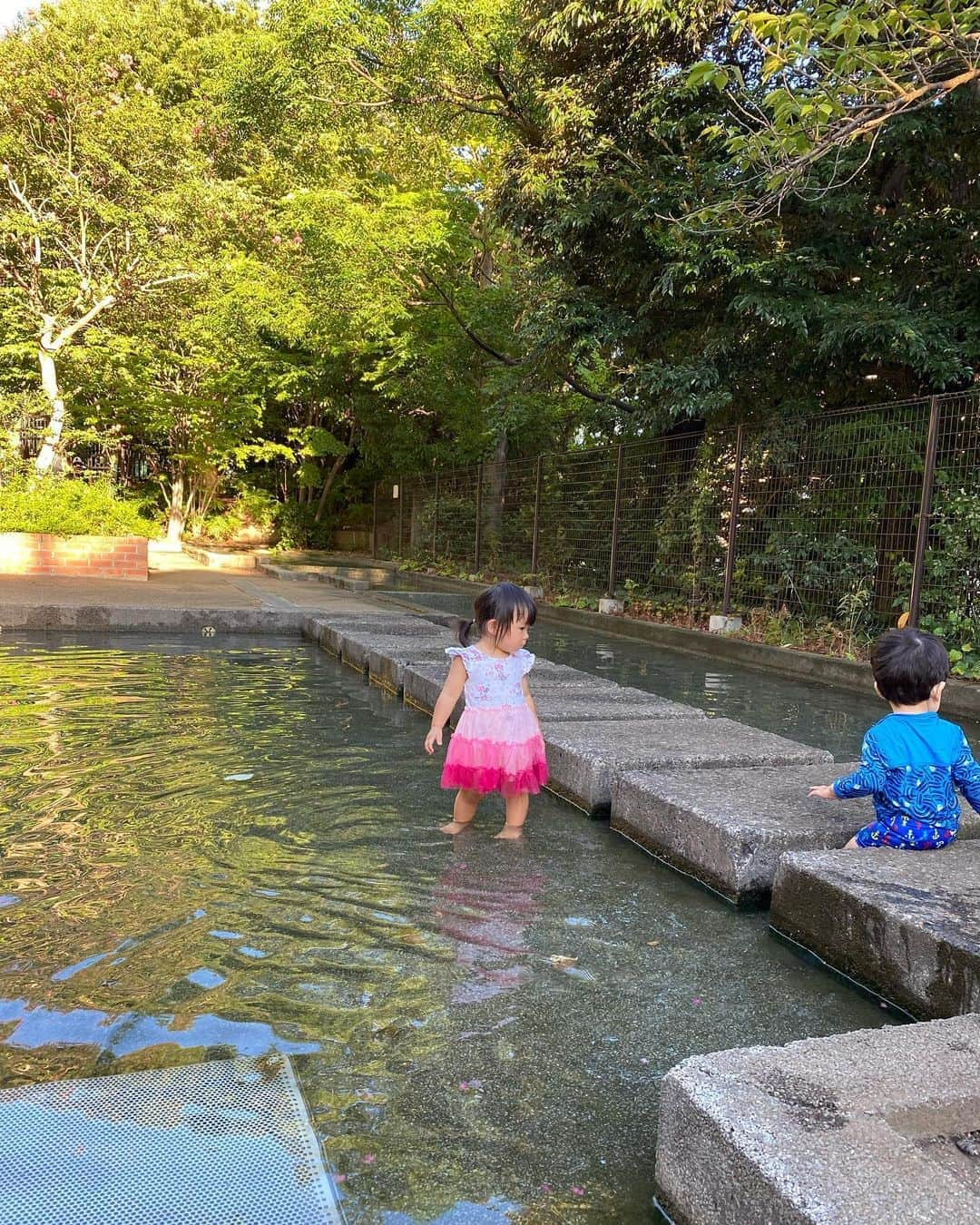 庄司ゆうこさんのインスタグラム写真 - (庄司ゆうこInstagram)「毎日元気いっぱいパワフルももちゃん✨ 2枚目の動画は結構ハードな階段だけど、スイスイ登って滑り台❗️ これを何回繰り返したことやら🤣私もももちゃんが滑ったあと滑るから服が砂だらけになってた🤣 とにかく毎日公園か児童館か支援センターに朝と夕方行って思いっきり遊ばせてるけど、寝るのは遅め、、🤣 体力あり過ぎて私がバテバテな今日このごろです🤣 #児童館#支援センター#公園#1歳4ヶ月 #女の子ベビー#女の子ママ#こどものいる暮らし#元気いっぱい#ももちゃんです🤗」8月29日 21時43分 - yuko.shoji