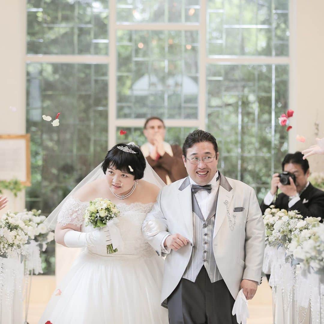 のインスタグラム：「大事な家族だけでの結婚式 コロナの影響もあって参列の人数が減ってしまいました。 そんな中、相談に訪れたお父様の提案で、、 挙式の退場時にスタッフも一緒に駆けつけてフラワーシャワーのサプライズでお祝いしました✨ スタッフにとっても特別な時間となりました😌🌈  . #チェルシーコート #ガーデンウエディング #前撮り#プロポーズ #プロポーズされました #ゼクシィ #forest #ラスティックウエディング#ウエディングケーキ #グリーンウエディング #手作り#wedding #marryyou #花嫁 #diy #自然 #greenwedding #森ウエディング #2020秋婚#結婚式準備記録 #チャペル#greenwedding #green#ザチェルシーコートおゆみ野garden #チーム2020#forestwedding #night#指輪#結婚しました」