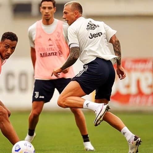 フェデリコ・ベルナルデスキのインスタグラム：「Training Mood ⚪️⚫️💪🏻」