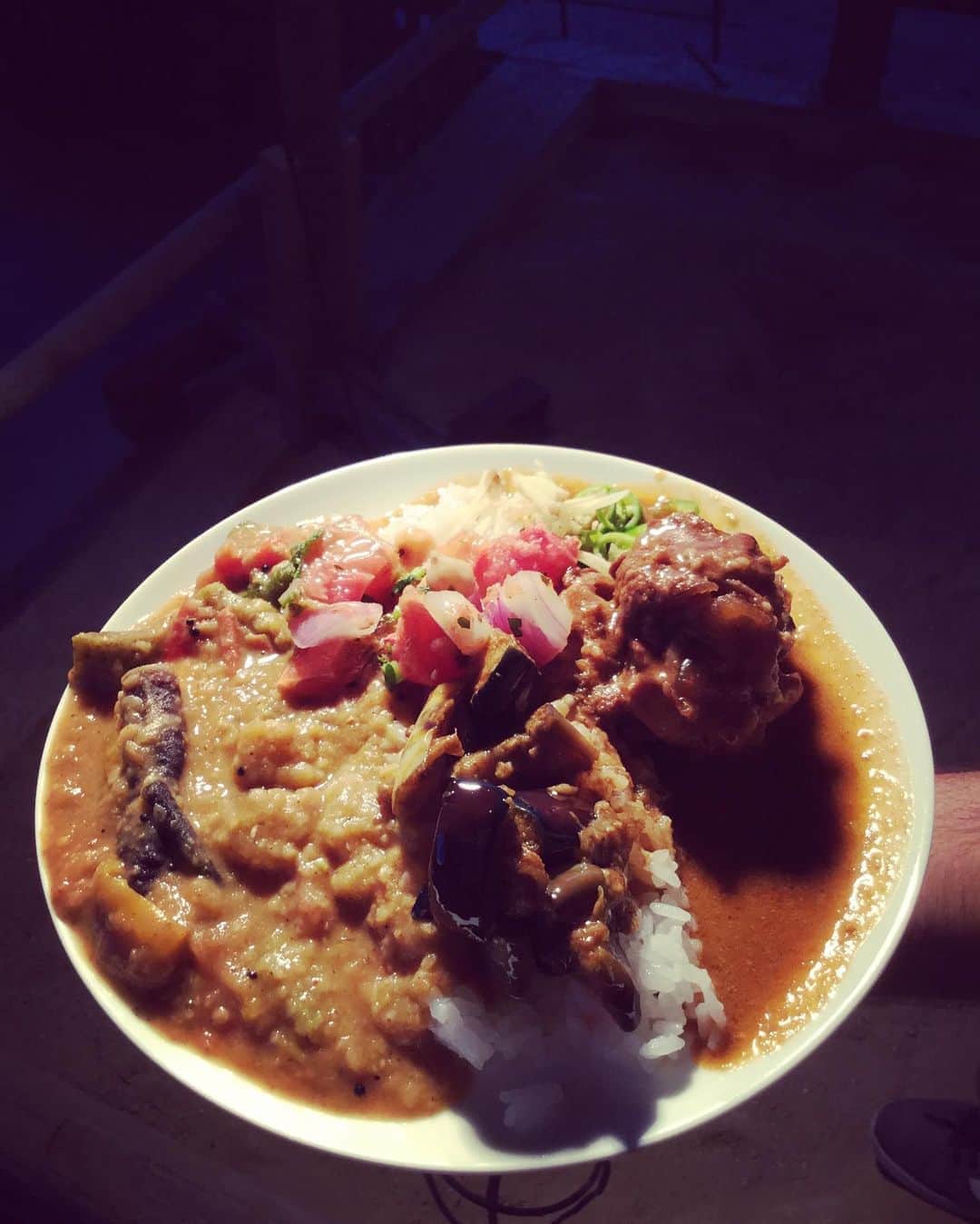 三宅洋平さんのインスタグラム写真 - (三宅洋平Instagram)「バラッツ君のインド料理教室へ行ってきた。人生を豊かにする確か過ぎるスキル、それがspice…！ムガールの王様の味、ニハリカレーは人生で一番美味しいカレーを更新。 明日は尾道だそうです！  ケララチキンカレー 夏野菜のサンバル ヤギのニハリ チャナチャット ナスのアチャール 3種のダールカレー 　 #スパイス番長」8月29日 21時49分 - miyake_yohei