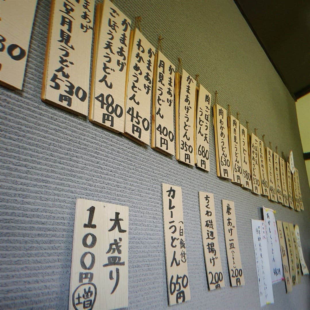 西山なずなのインスタグラム：「🥢 福岡でお気に入りのうどん屋さん✨ 「あずま家」 パパのおすすめで行ったっちゃけど本当に感動した🥺 麺がところてんみたいに透き通っとってコシがあってつるっつる！ 素晴らしくおいしいっ💛 写真のは志賀島産わかめを使ったわかめうどんとわさびいなり。 わさびいなりはとっても人気ですぐに売り切れるそう。 この日は運良く食べれた✌️  古民家風の落ち着いた雰囲気も好きやな〜♥」