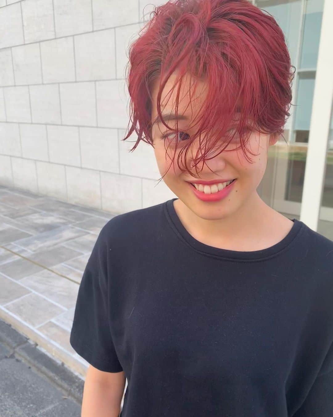 nanako itoのインスタグラム：「少し結べる長さからバッサリ✂︎. . bleach一回のベースでred♥️ . 新しく出たピラミンゴカラーです。 . とっても素敵でした✨ #ピラミンゴカラー」