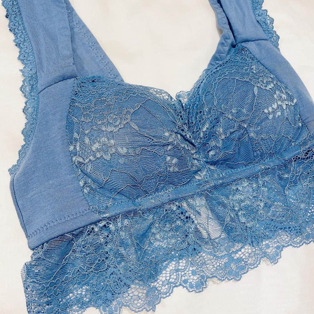 夏焼雅さんのインスタグラム写真 - (夏焼雅Instagram)「お気に入りlingerieブランドtu-hacciの色違いをget〜💙﻿ 最近𝕓𝕝𝕦𝕖 𝕚𝕥𝕖𝕞が気になっちゃって🐳nailもblueだし♡﻿ ﻿ 着用してるのはまるごと包むナイトブラ☁️﻿ デザインがかわいいので日中のインナーとしても使いやすいし、最近ではキャミとかチューブトップを使ったコーデが多くみられるので今とってもおすすめitem💗﻿ レース部分が少し長めデザインになってるので、ハイウエストのボトムで合わせるのが私はすきかな〜♡﻿ ﻿ ツーハッチはランジェリー以外にもルームウェアやブライダルインナー、水着などの商品バリエーションも増えててまとめて色々買えるのが便利だよ♪﻿ 8月28日～8月31日で𝘈𝘭𝘭 𝘪𝘵𝘦𝘮 𝘞𝘌𝘌𝘒𝘌𝘕𝘋 𝘍𝘈𝘐𝘙 30%𝘰𝘧𝘧になってました✌︎﻿ 気になる方はぜひチェックしてみて♡﻿ ﻿ @tu_hacci 👙﻿ #ナイトブラ#女子力アップ#bustup#自分磨き#bust#lingerie#アンダーウェア#インナー#美シルエット#ナイトウェア#night#tu_hacci#おうち時間#みやフク#tops#レースデザイン#みやメイク#nyx#blue﻿#cap#🧢」8月29日 21時59分 - miyaaa0825