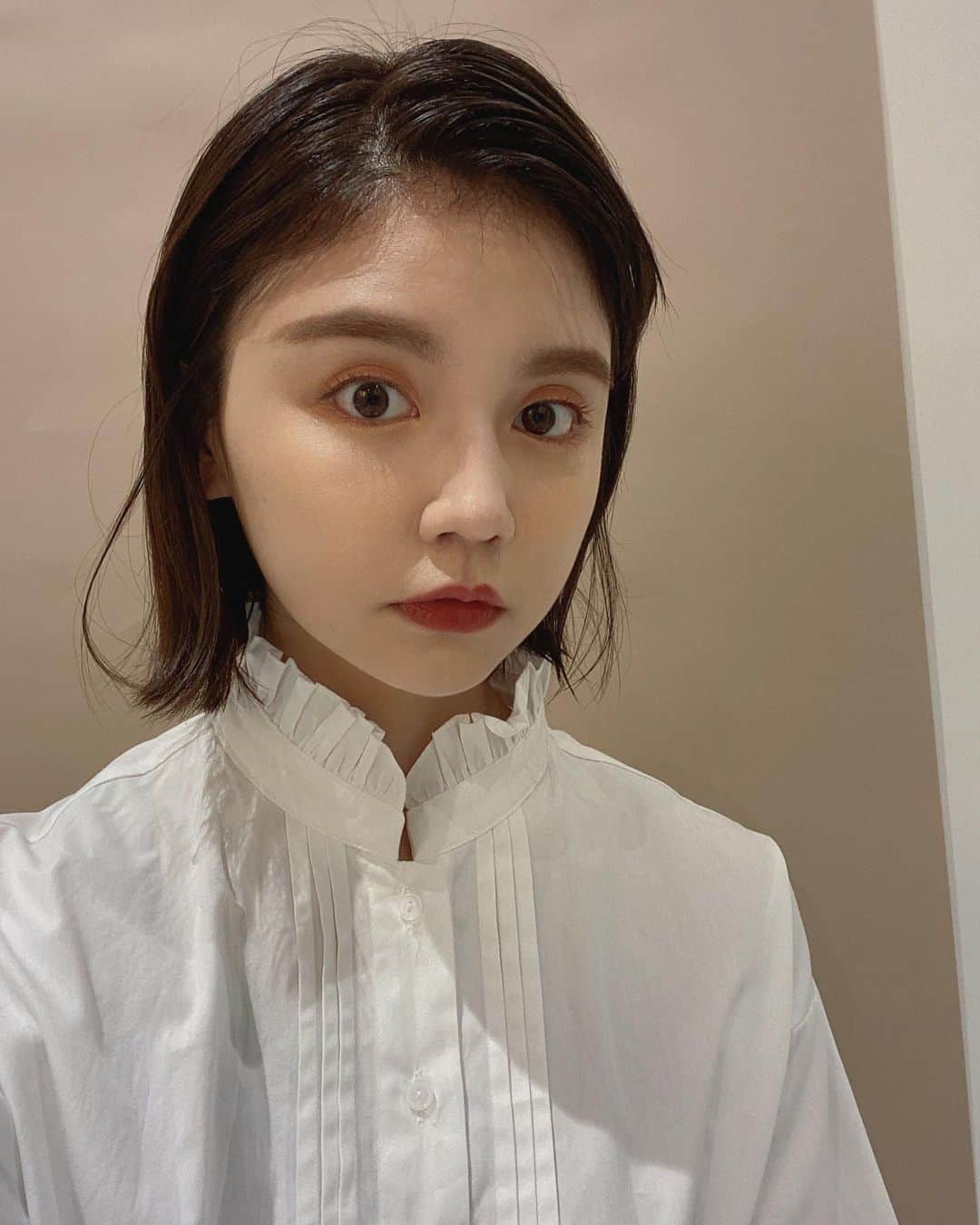 のインスタグラム：「いつかの撮影のとき。 眉毛をしっかりメイクしてもらったので顔がシャキッとしております。おでこが狭いので、撮影以外では前髪がないとそわそわして苦手です…。  最近食べ物ばかりですが、わたしは元気。日常で写真を撮らないだけです。 データフォルダは気づけばむぎだらけ…🐕🐕🐕 インスタで何がみたいですか？」