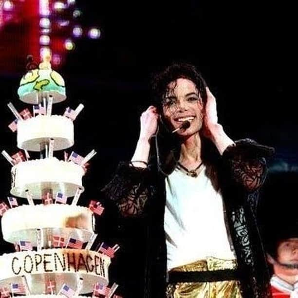 マイケル・ジャクソンさんのインスタグラム写真 - (マイケル・ジャクソンInstagram)「Happy Birthday, Michael Jackson, the Greatest of All Time. Do something to “Heal The World” in honor of Michael’s birthday today, and share your actions in the comments.」8月29日 22時00分 - michaeljackson