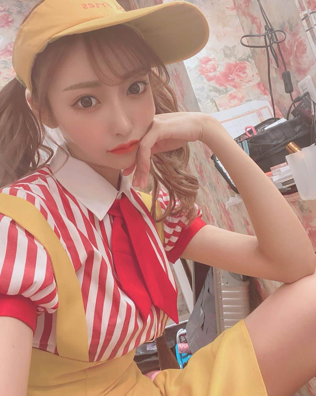 明日花キララのインスタグラム：「いらっしゃいませ〜👧🏽 ポテトでいいですかー？🍟 . #やる気のない店員 #フラポ 🍟」