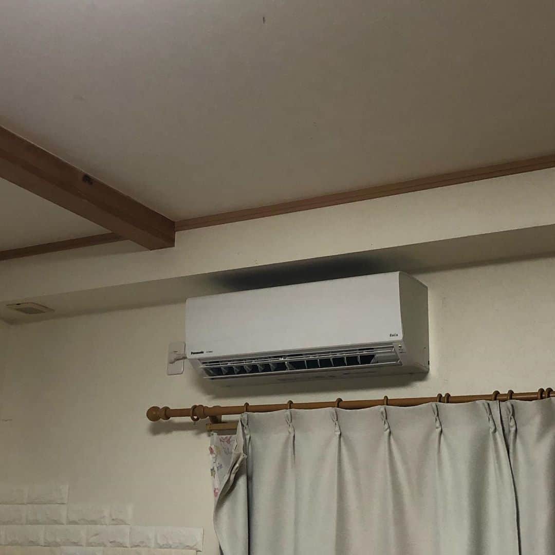 enakimuraのインスタグラム：「仕事から帰って来て、いつも暑い家の中が涼しいと思ったらエアコンが付いてました😆生き返る〜！エイヒトパパさんありがとう❤️」