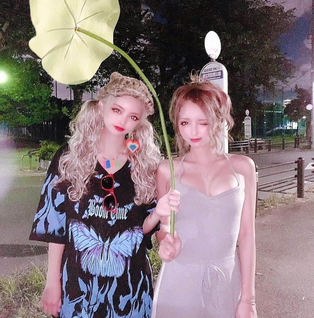 姉agehaのインスタグラム：「☘✨☘✨ ・ 真夏の夜のバス停で初の組み撮影💫💫 ・ ギャルの先輩 @yayoi_n_ と、 うさたにのパイセン @usatanipaisen1215 の先輩×パイセンコンビ🐰🥧💕 ・ バス停で葉っぱの傘を持って待ってたけど、ネコバスは来なかった様子🚍 ・ でもネコバス来なくて良かったね。 ・ 3枚目はバス停で無になる2人🍻 ・ #ねもやよ #うさたにパイセン  #バスを待つ2人 #となりのトトロ  #ネコバス  #shooting #姉ageha」