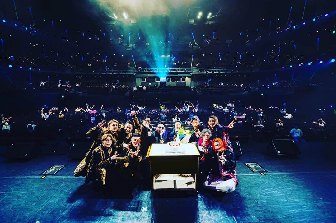 Show-heyのインスタグラム：「| 🌍×📻🐟 🔥🔥🔥🔥🔥🔥🔥  今日はレペゼン地球さんの5周年 @dj_shacho  さんの28歳の生誕祭のお祝いの為、サプライズパフォーマンスしてきました🎂  本当におめでとうございます！！ そして素晴らしいステージでした！  ありがとうございました！  #レペゼン結成5周年ライブ  #レペゼン地球 #dj社長 #5thanniversary #28thbirthday  #radiofish も #5thanniversary」