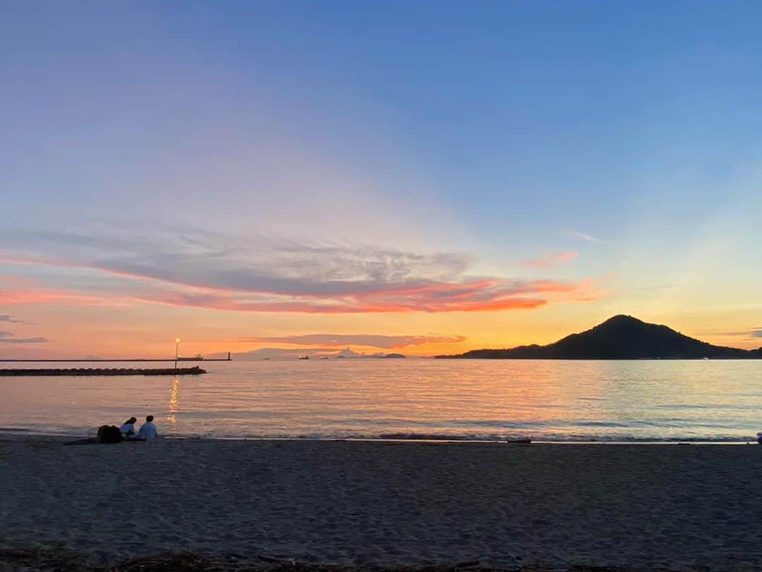 滝香織さんのインスタグラム写真 - (滝香織Instagram)「. #海  #夏の終わり  #青春  #梅津寺海岸 で#バーベキュー♪ 刻々と変化する空が美しい😊 そして、#砂浜 に並んで座る制服姿の二人✨  青春やなぁ☺️  #夕焼け #夕陽 #空 #海岸 #恋 #愛媛 #松山 #梅津寺 #夏 #海水浴 #海水浴場 #エモい #sunset #instagood #nature #photo #love  #summer #ehime #japan #アナウンサー #女子アナ #滝香織 @kaorin_taki」8月29日 21時57分 - kaorin_taki