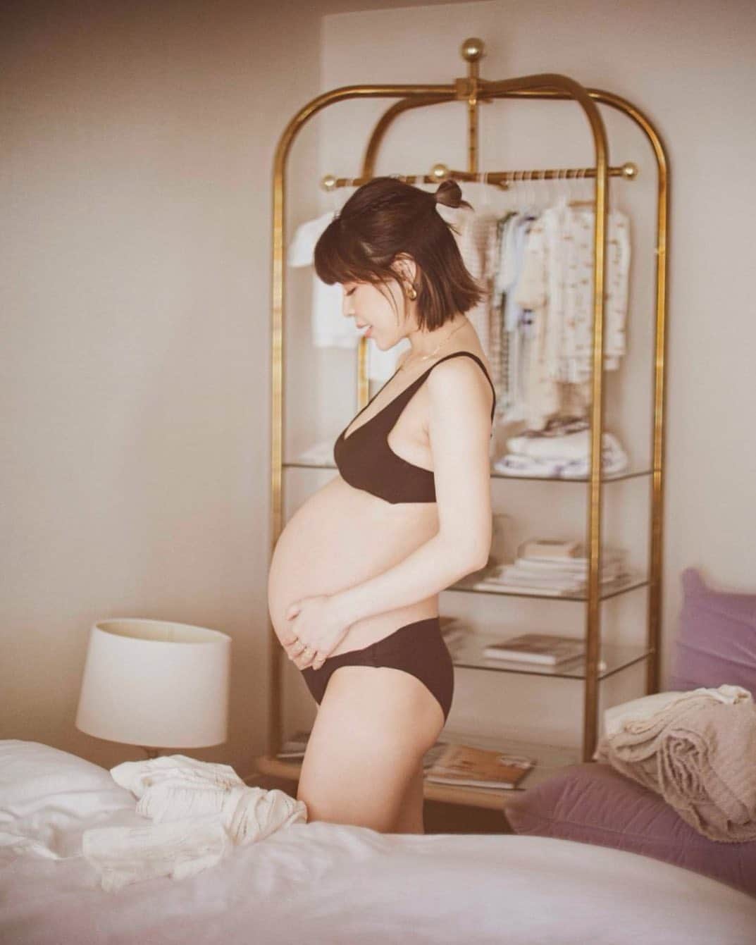 SEA ROOM LYNNさんのインスタグラム写真 - (SEA ROOM LYNNInstagram)「12年前、娘の妊娠中は太っている自分を見るのが嫌で写真がほとんどない。  今回はおそらく最後の妊婦姿だと思うから、出産前ギリギリにたくさん写真に残せてよかった♡  それにしても、まん丸お腹👶  🎞❤︎ @photoby217   #maternityphotography#maternityphoto  #maternity #臨月#妊娠10ヶ月  #マタニティフォト」8月29日 21時57分 - azuuusay