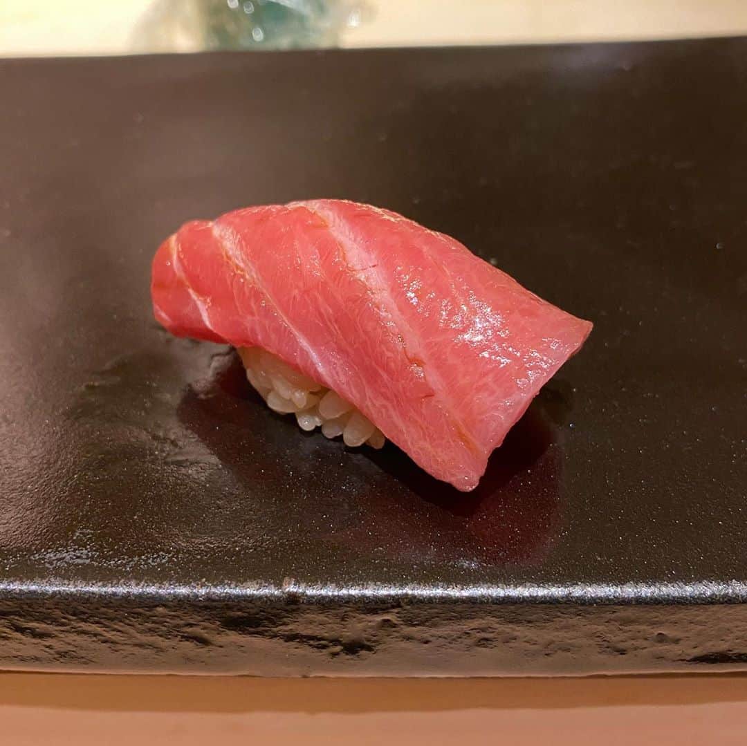 としみつのインスタグラム：「名古屋で一番旨い寿司。 個人的には日本で一番旨い寿司。  ありがとうございます。 日本に生まれたことに感謝しかない。」
