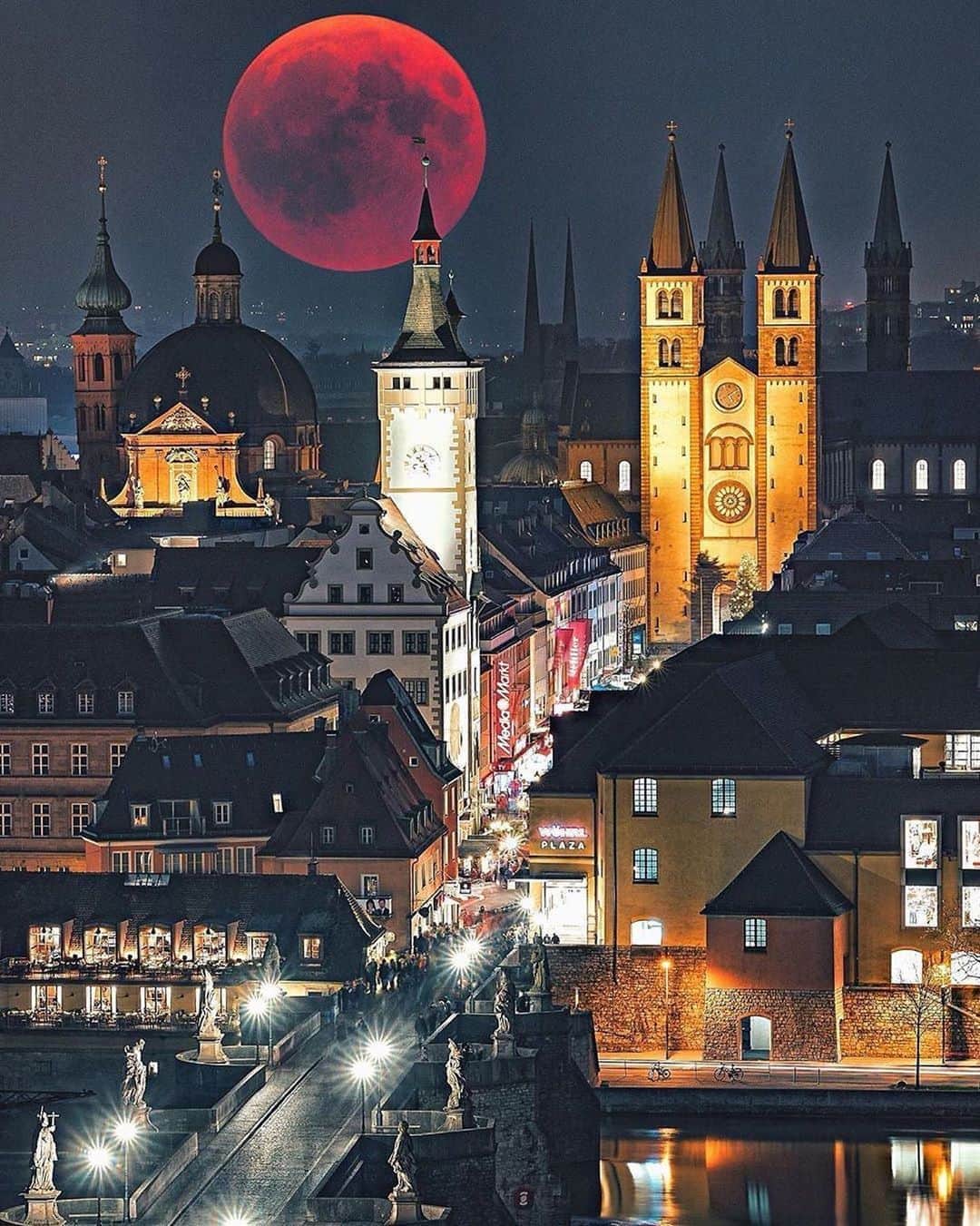 Canon Photographyさんのインスタグラム写真 - (Canon PhotographyInstagram)「The stunning city of Würzburg 🌙 Photography // @journey.tom Curated by @steffeneisenacher  #germany #fullmoon #bloodmoon #würzburg #nightphotography」8月29日 22時03分 - cpcollectives