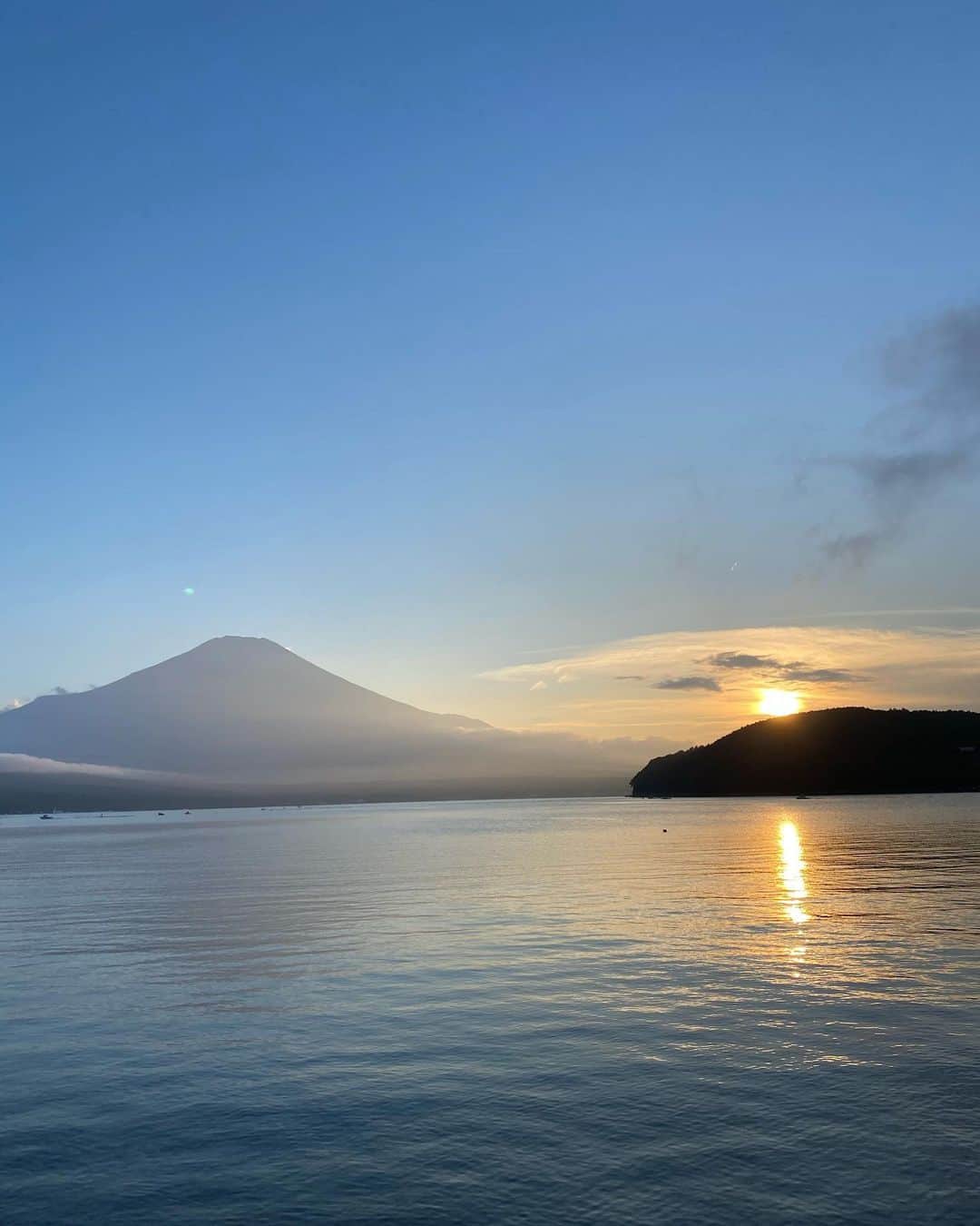 SHOGOさんのインスタグラム写真 - (SHOGOInstagram)「富士と湖の夕焼け。  今年はフェスもなく少し静かな夏。」8月29日 22時03分 - 175r_official