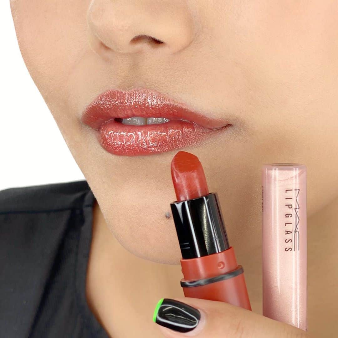 M∙A∙C Cosmetics Japanのインスタグラム：「【本日全国発売】 限定色カラーのリップスティックと限定色カラーのリップグロスの組み合わせをスワイプしてチェック👉✨ #MACHauteGossip #MACオートゴシップ ㅤ ■使用製品 ミニ リップスティック キット（税込5,280円） ミニ リップガラス キット（税込3,300円） ㅤ その他のコレクション製品は @maccosmeticsjapan のIGTV／ストーリーズのハイライトからご覧いただけます👆 ㅤ *8月29日（土）全国発売 【公式オンラインショップ限定特典】 ☑︎初回ご購入のお客様へ10% OFFクーポンをプレゼント （クーポンコードwelcome） ㅤ #MACCosmeticsJapan #MACCosmetics #MAC #MACコスメ #マックコスメ #コスメ #コスメレポ #化粧品 #デパコス #コスメ部 #コスメマニア #メイク好き#メイク道具#美容大好き#美容好き#メイクプロセス#トレンドメイク#夏メイク#メイクテク#MACリップ#リップ#リップメイク#リップスティック#ボリューム#ぷっくり#リップマニア」