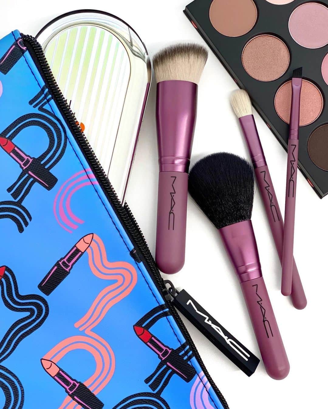 M∙A∙C Cosmetics Japanのインスタグラム：「【本日全国発売】 マストハブな4本のミニサイズのブラシと、限定デザインポーチがセットされた、ブラシキット✨ #MACHauteGossip #MACオートゴシップ ㅤ ■掲載製品 ブラシ ウィズ ザ ベスト キット（税込8,800円） <ブラシ内容> #208SES アングル ブロウ ブラシ (斜めにカットした毛先で、思い通りの眉が描けるアイブロウ用ブラシ) #217SES ブレンディング ブラシ (パウダーやクリーム製品をブレンディングしやすい、オーバル状のアイブラシ) #129SES パウダー/ブラッシュ ブラシ (チークやパウダーをむらなくのせることができるチーク、フェイス パウダー用の多目的ブラシ) #170SES シンセティック ラウンド スラント ブラシ (クリームやリキッドをスムーズにブレンドしたり、メイクを仕上げるのにおすすめの、丸みを帯びたドーム型で斜めにカットされたフェイス用ブラシ) ㅤ その他のコレクション製品は @maccosmeticsjapan のIGTV／ストーリーズのハイライトからご覧いただけます👆 ㅤ 【公式オンラインショップ限定特典】 ☑︎初回ご購入のお客様へ10% OFFクーポンをプレゼント （クーポンコードwelcome） ㅤ #MACCosmeticsJapan #MACCosmetics #MAC #MACコスメ #マックコスメ #コスメ #コスメレポ #化粧品 #デパコス #コスメ部 #コスメマニア #メイク好き#メイク道具#美容大好き#美容好き#メイクプロセス#トレンドメイク#夏メイク#メイクテク#ブラシ#メイクブラシ」