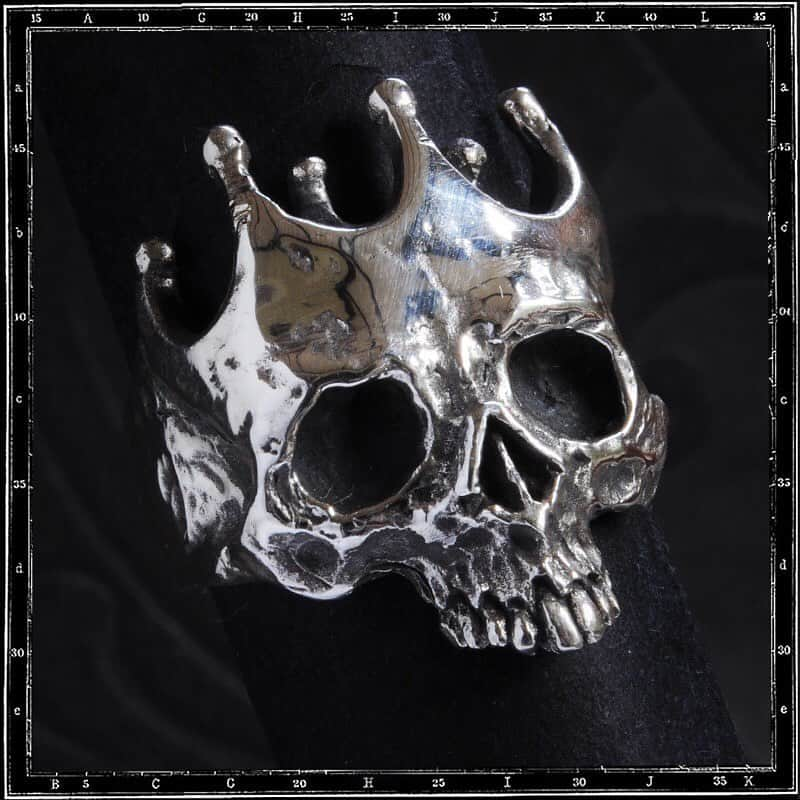 クレイジーピッグさんのインスタグラム写真 - (クレイジーピッグInstagram)「**BRAND NEW DESIGN** During the lockdown Armand wanted to create a "Survival" Skull ring, not only because of the virus but also for any other challenges that life throws at people. Not just on a global scale but independanlty we battle countless problems in our own worlds; if you're fighting to overcome them then you deserve to be "crowned" for it. We hope the Survival Skull ring will give you strength no matter what you face in the future. #survival #survivor #skull #ring #battle #overcome #halfjaw #NEW #RING #silver #skull #fight #getsome #fighttosurvive」8月29日 22時23分 - crazypigdesignslondon