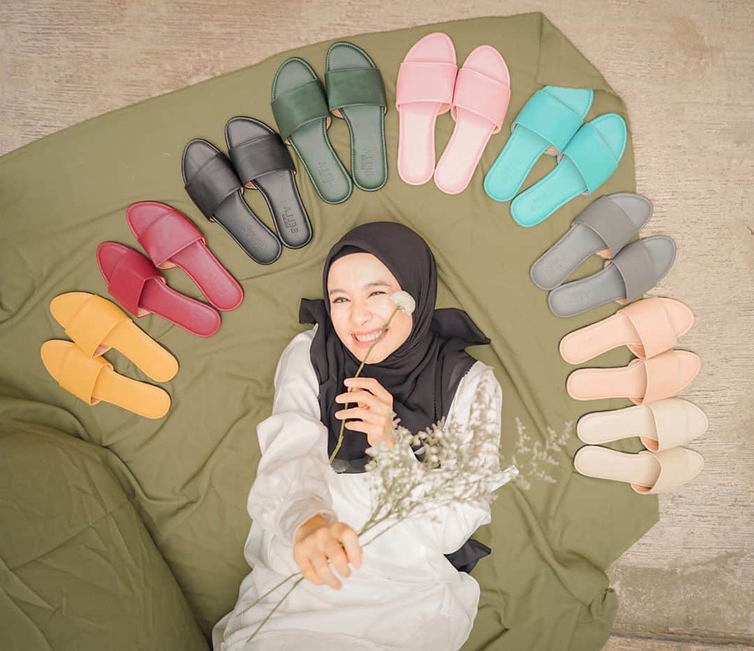 ラウディアシンシアベラのインスタグラム：「بِسْمِ اللَّهِ   Hi Darlings!!!  Home Sandals dari BELLA DARLING udah Ready loohhh.. sandals yang super nyaman dengan pilihan berbagai warna.  Semoga Home Sandals ini bisa bermanfaat untuk nemenin darlings beraktifitas yaaaa..  Happy Weekend ✨🤍 #HomeSandals  #belladarling . . . Soon akan ada "BELLA Socks" insyAllah ✨」